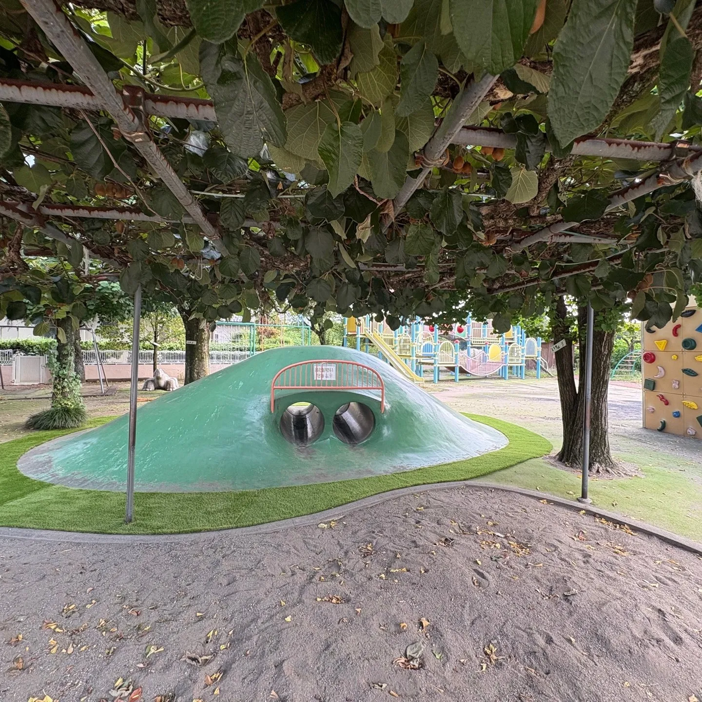 このたび、幼稚園の園庭における人工芝の補修工事を承りました🌿...