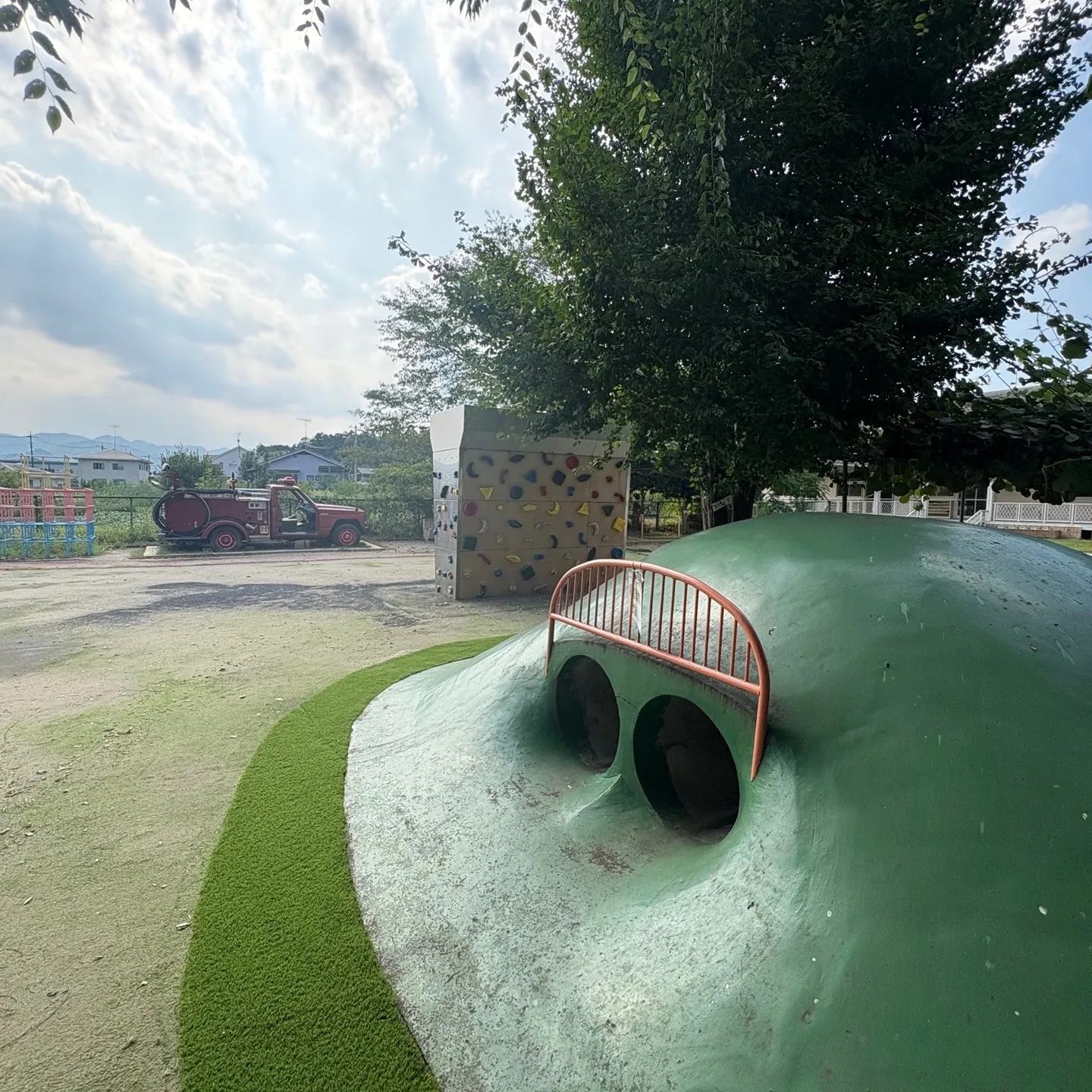 このたび、幼稚園の園庭における人工芝の補修工事を承りました🌿...