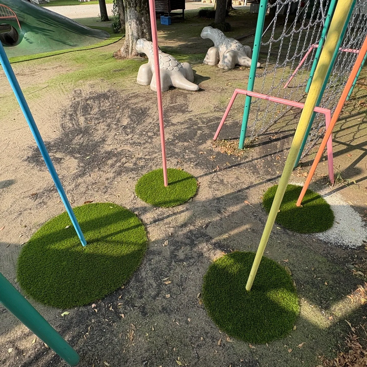 このたび、幼稚園の園庭における人工芝の補修工事を承りました🌿...