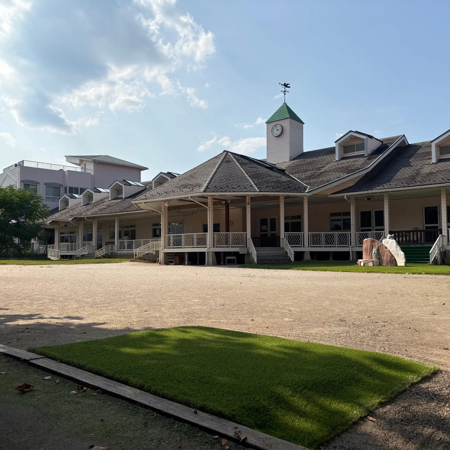 このたび、幼稚園の園庭における人工芝の補修工事を承りました🌿...