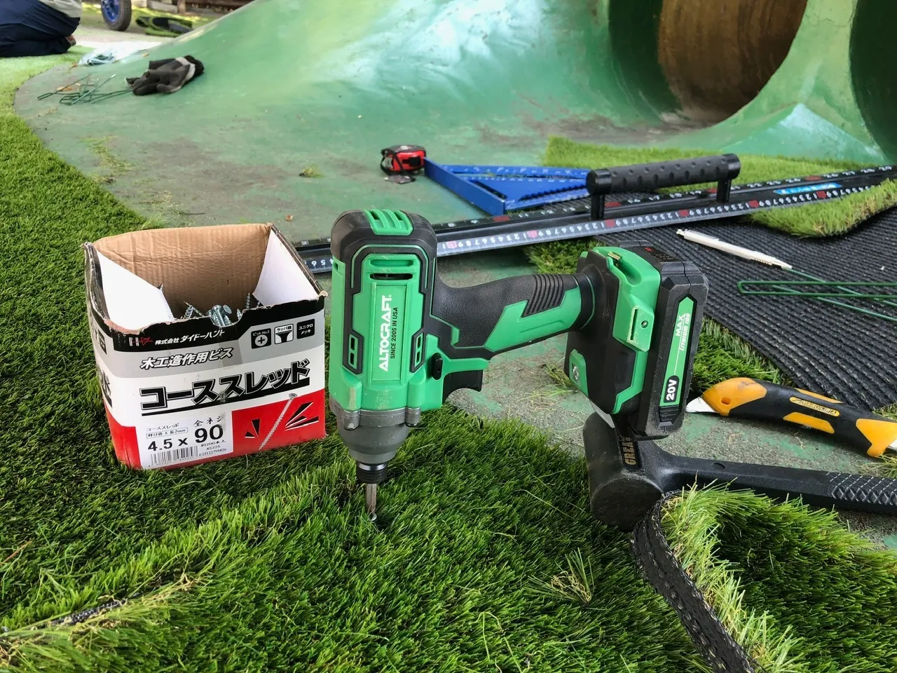 地面が固い為、人工芝ピンが刺さらずネジで固定していきます