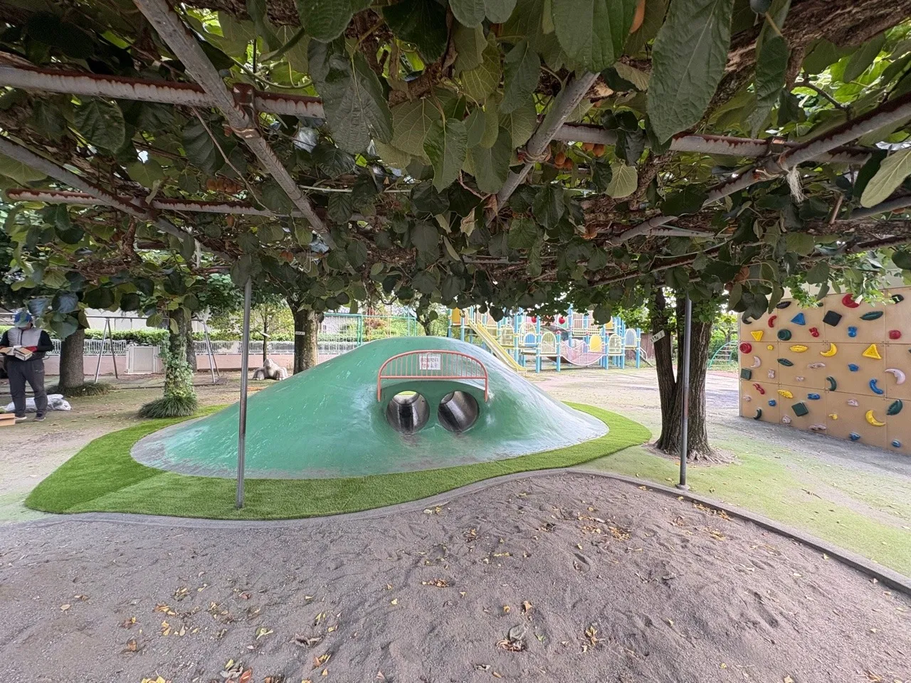 子供たちが安心して遊べる環境づくり｜埼玉県の幼稚園で人工芝の補修施工