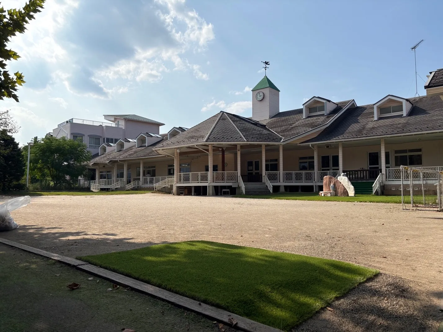 園庭のスロープにも人工芝を敷きました。