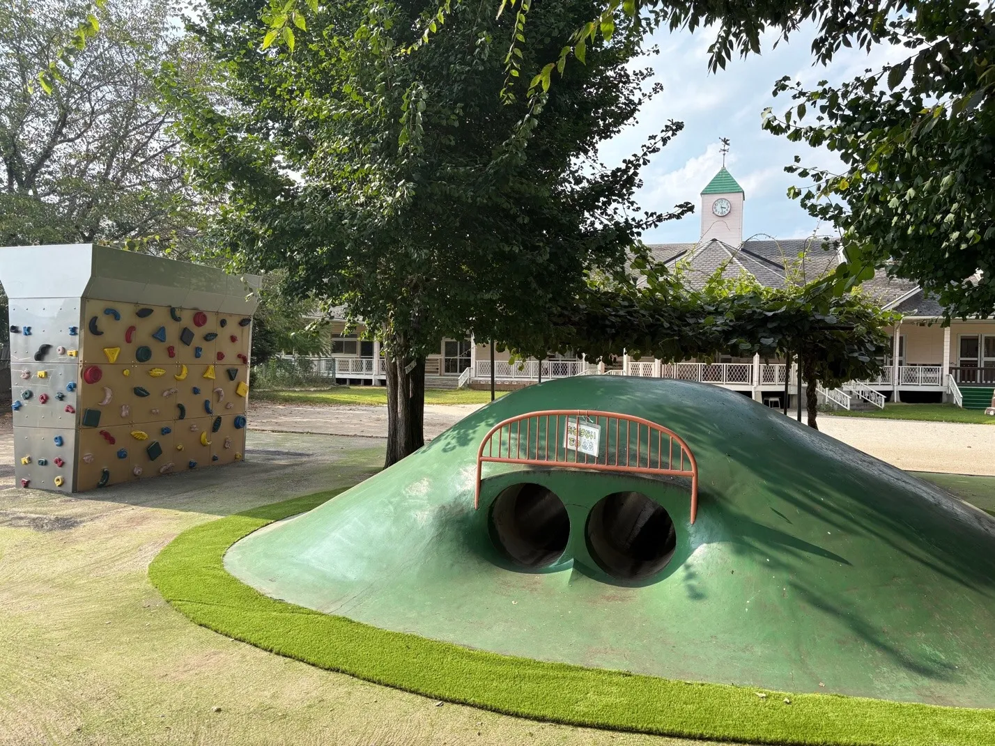 すべり台周りにクッション性の高い人工芝を施工