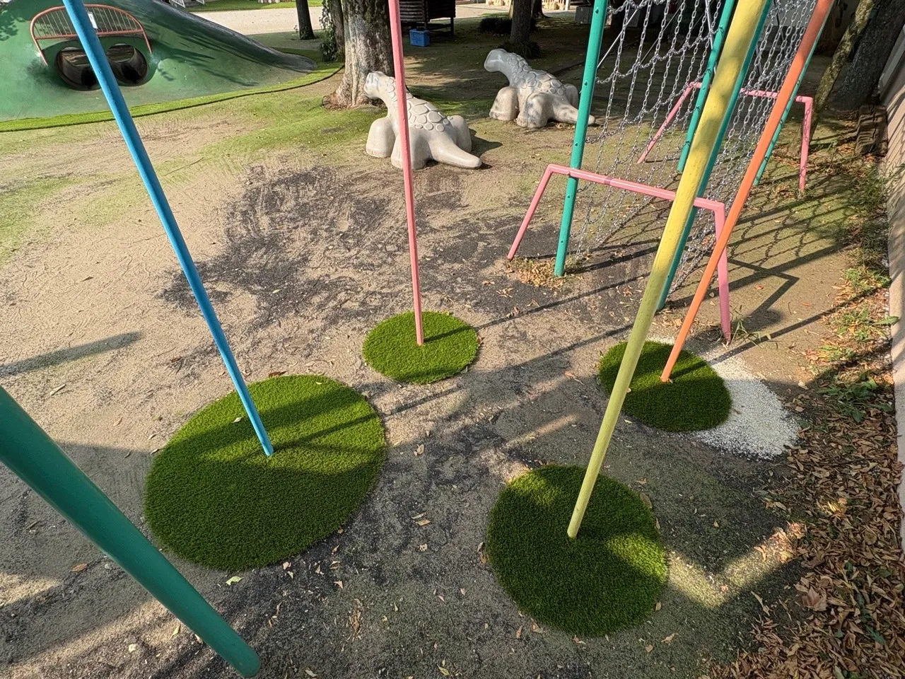 のぼり棒の下にも円形にカットした人工芝