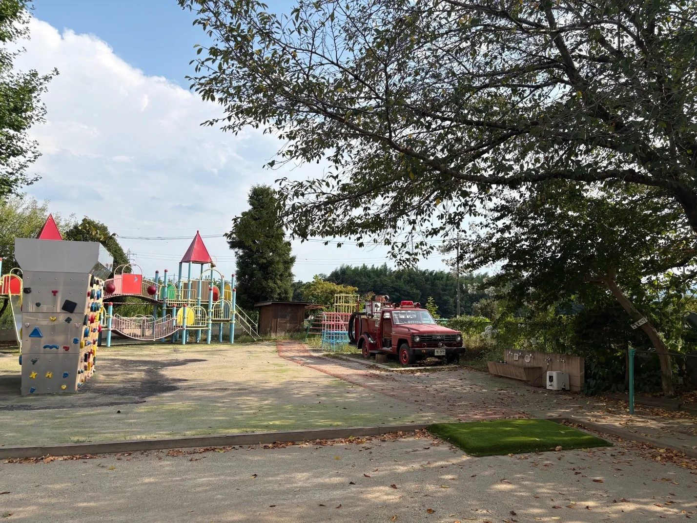 園庭のスロープにも人工芝を敷きました。