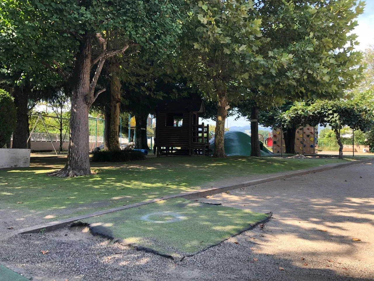 子供たちが安心して遊べる環境づくり｜埼玉県の幼稚園で人工芝の補修施工