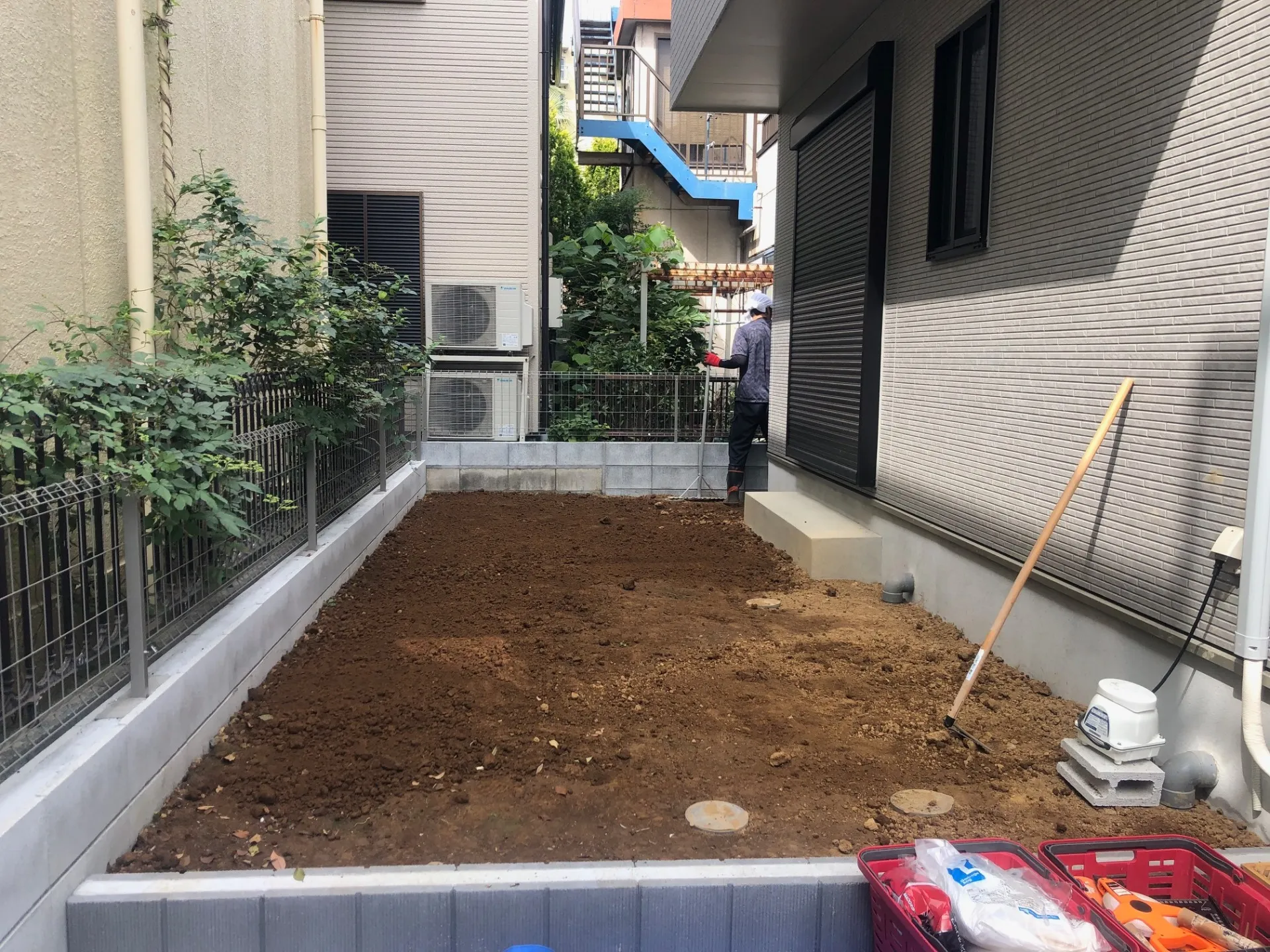 防草シートを全て剥がし、丁寧に整地します。