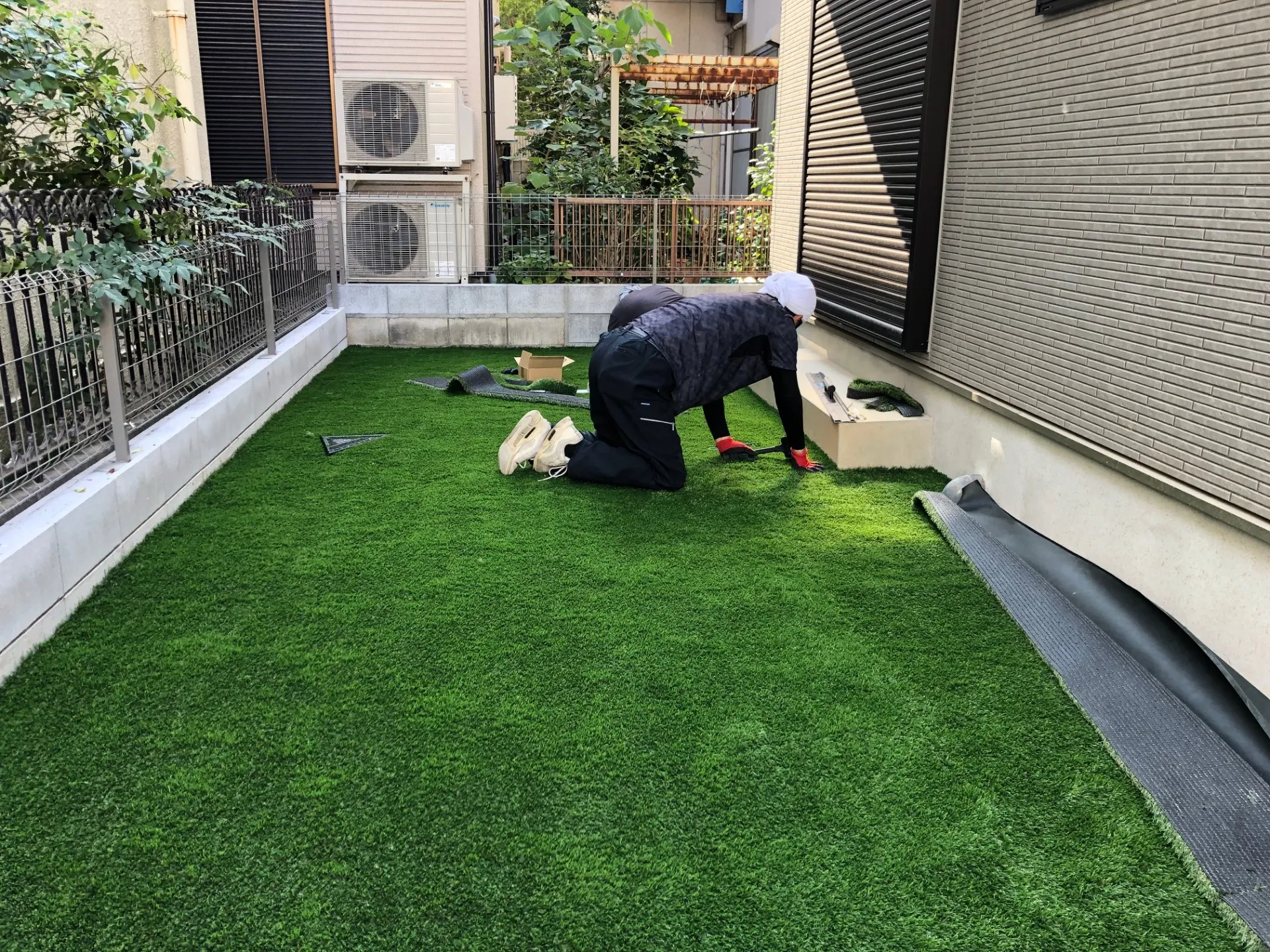 下地に山砂を敷き、防草シートを敷設してから人工芝を施工します。