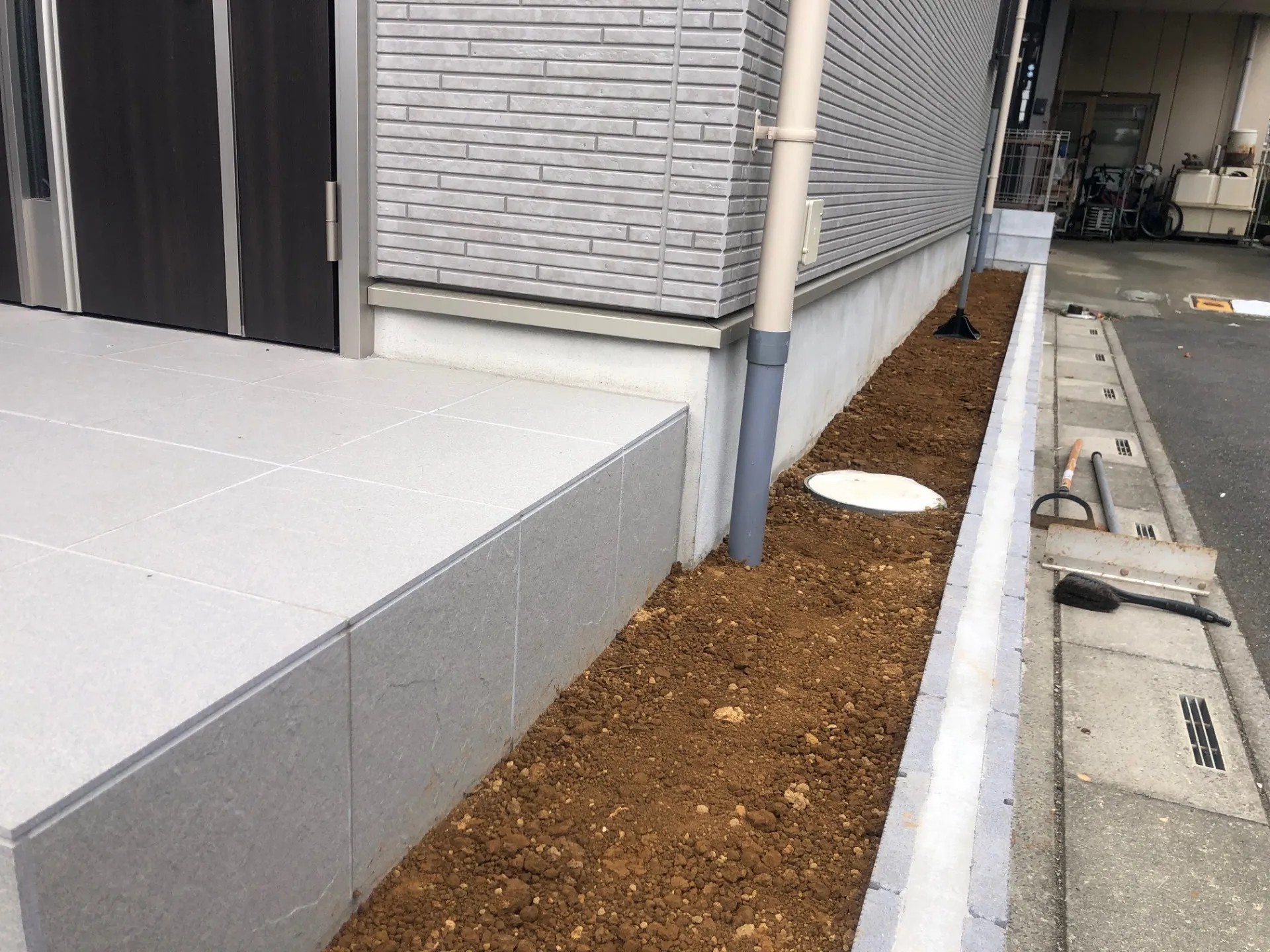 【埼玉県】新築戸建てに人工芝と砂利敷きでおしゃれな外構に｜コスパの良い外構工事施工例