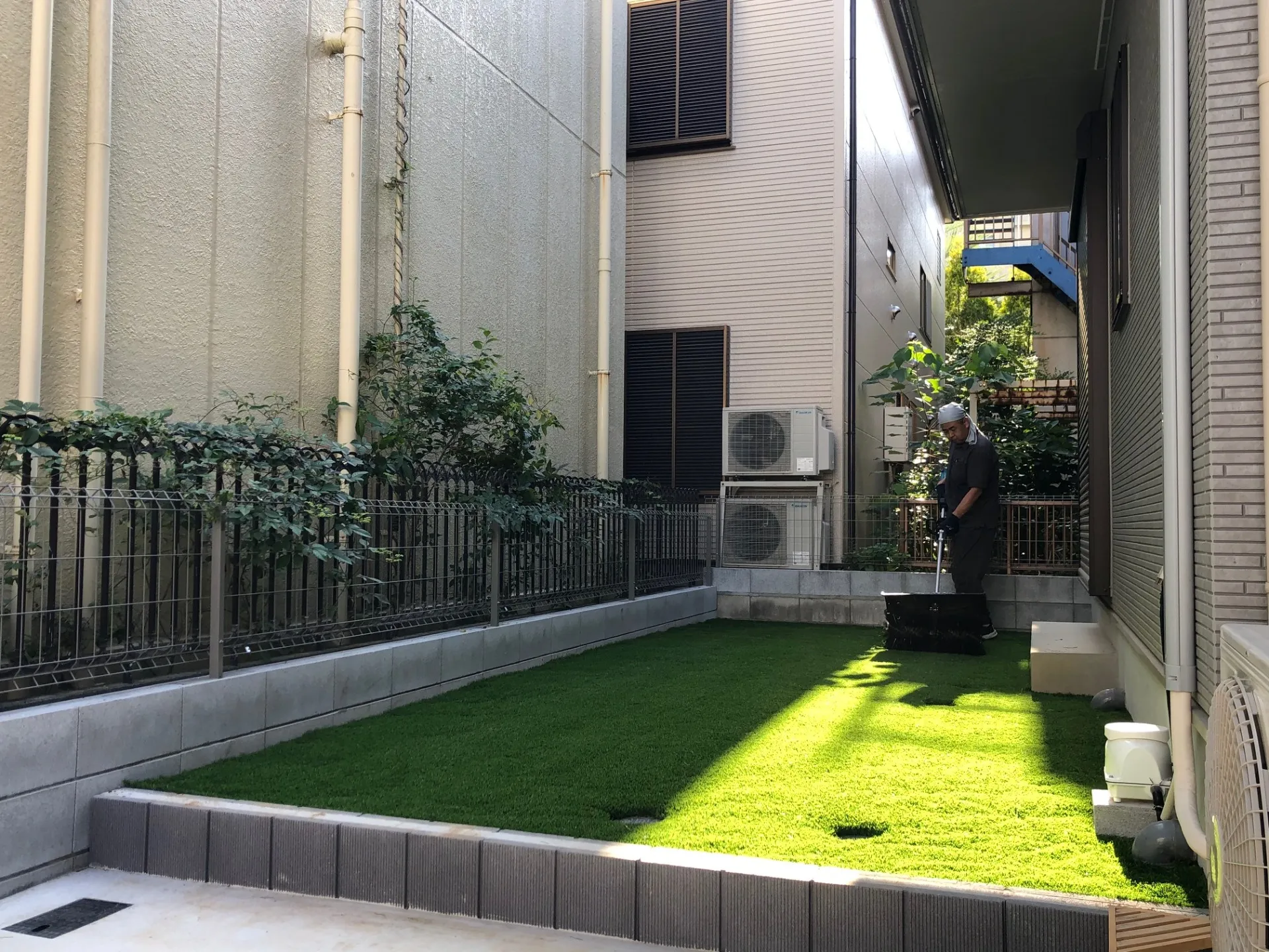 仕上げにブラッシングをして芝を起こしてあげます。