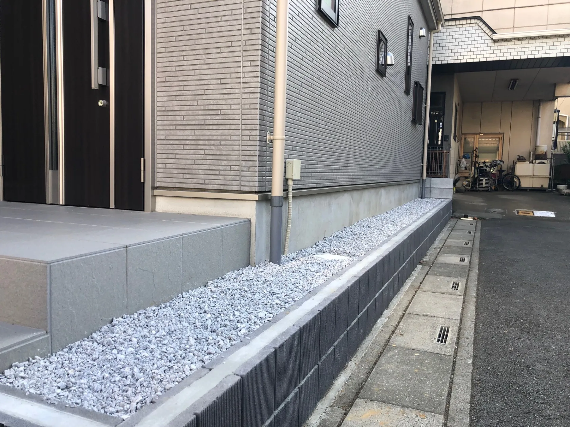 砂利の下にも防草シートを敷いてあります。