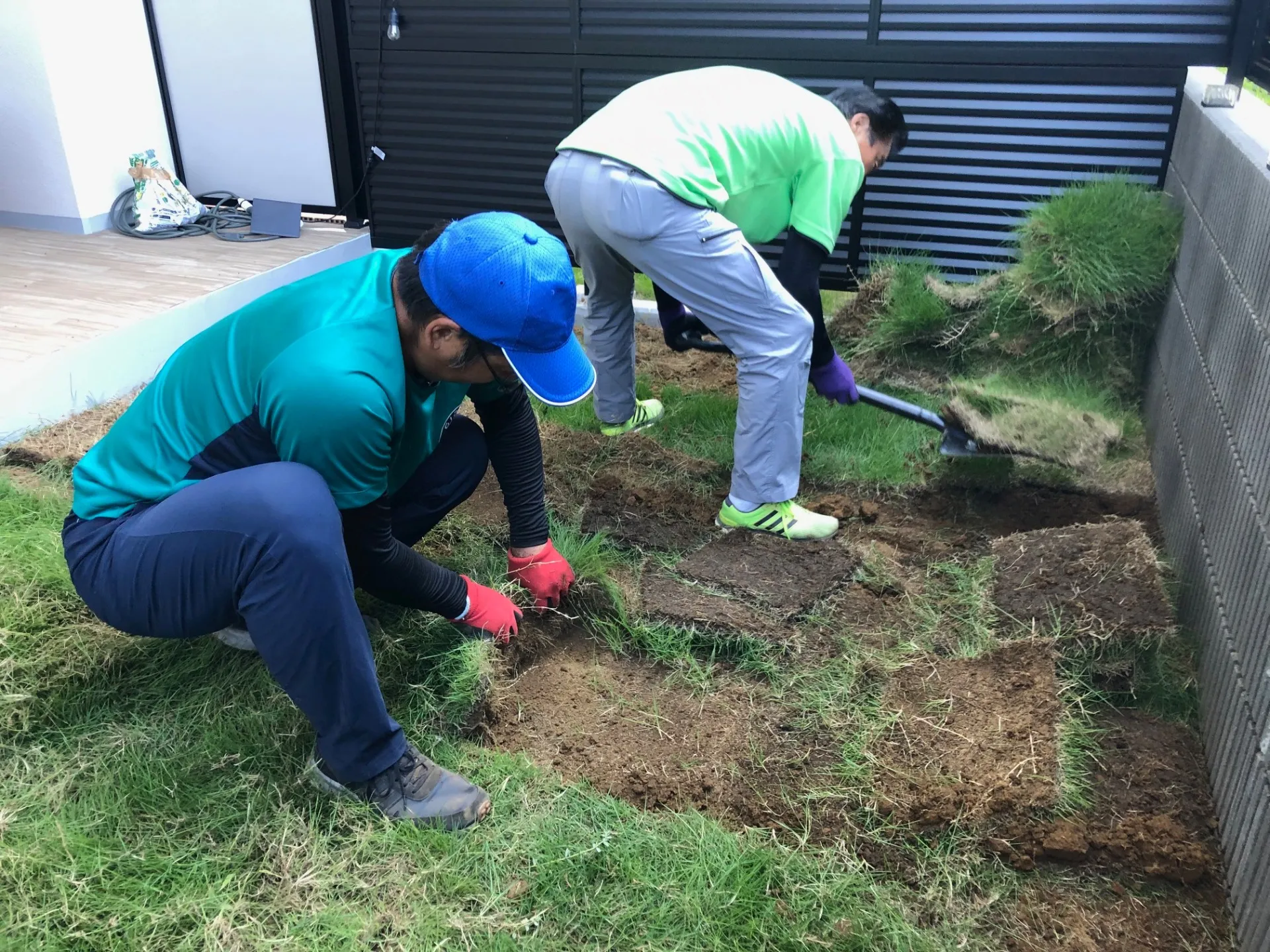 マス目状の芝生を剥がしていきます