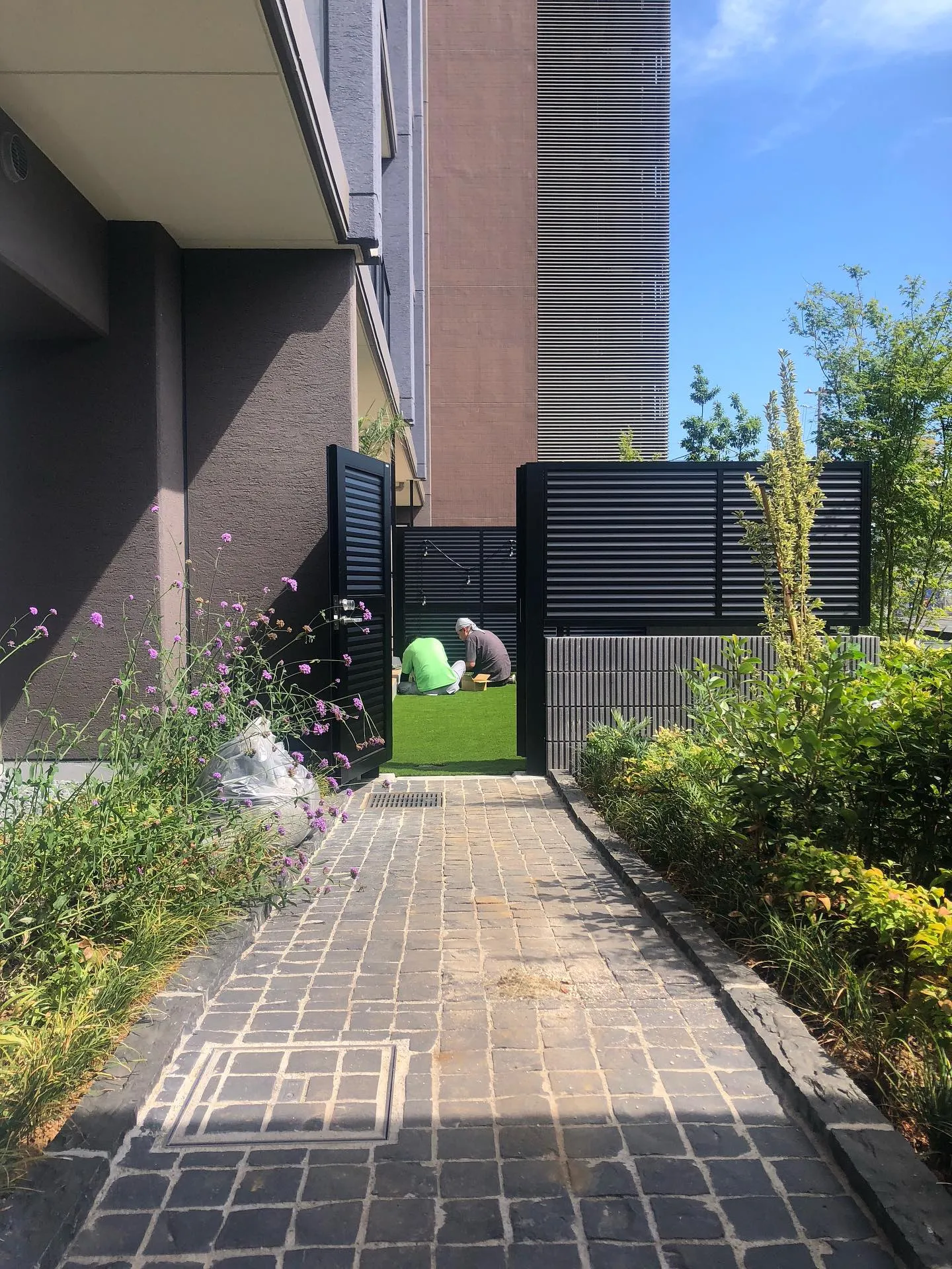 埼玉県飯能市の新築マンション🏢1階にお住まいの専用庭に、人工...