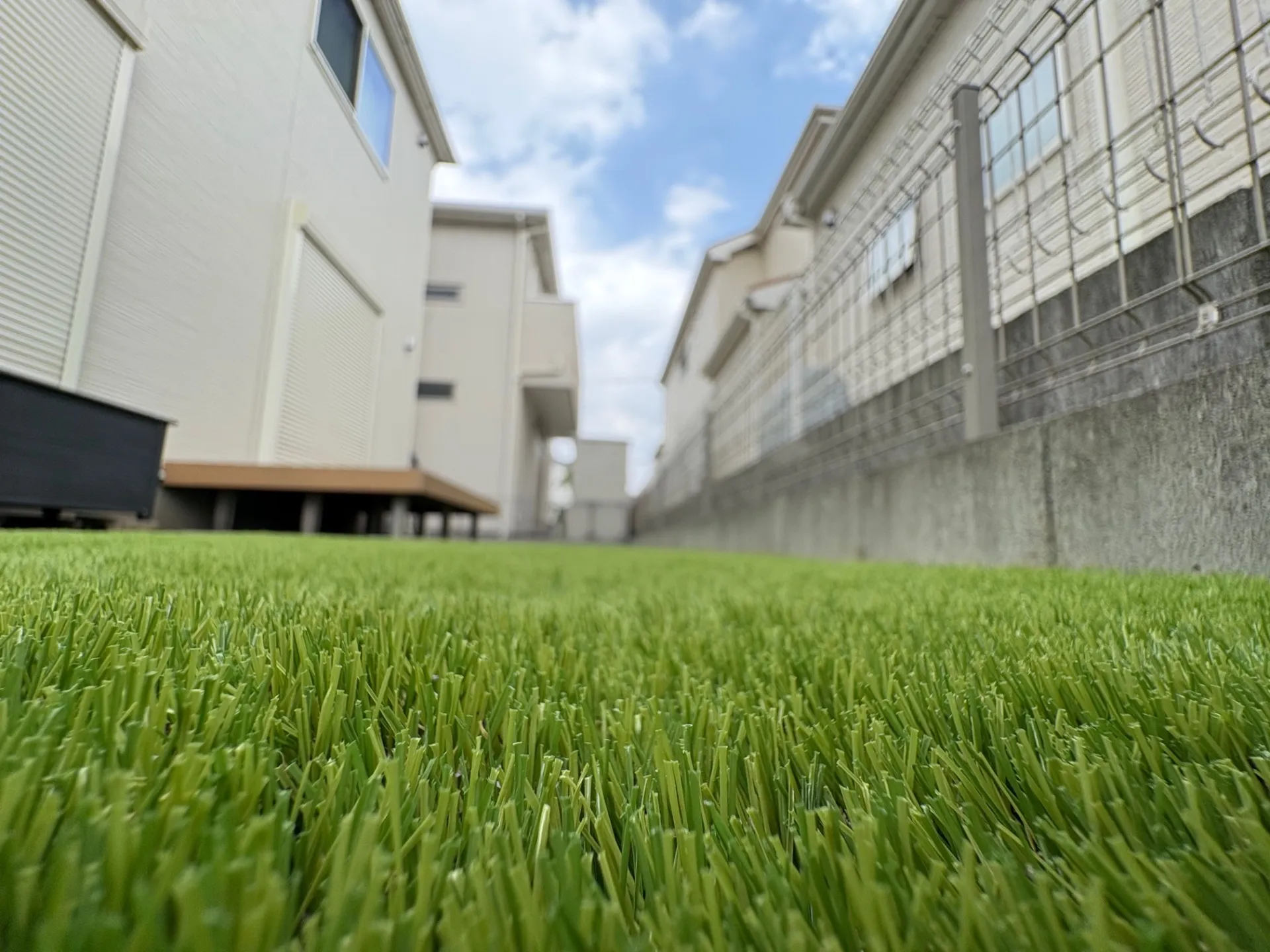 人工芝が青空に映えます。