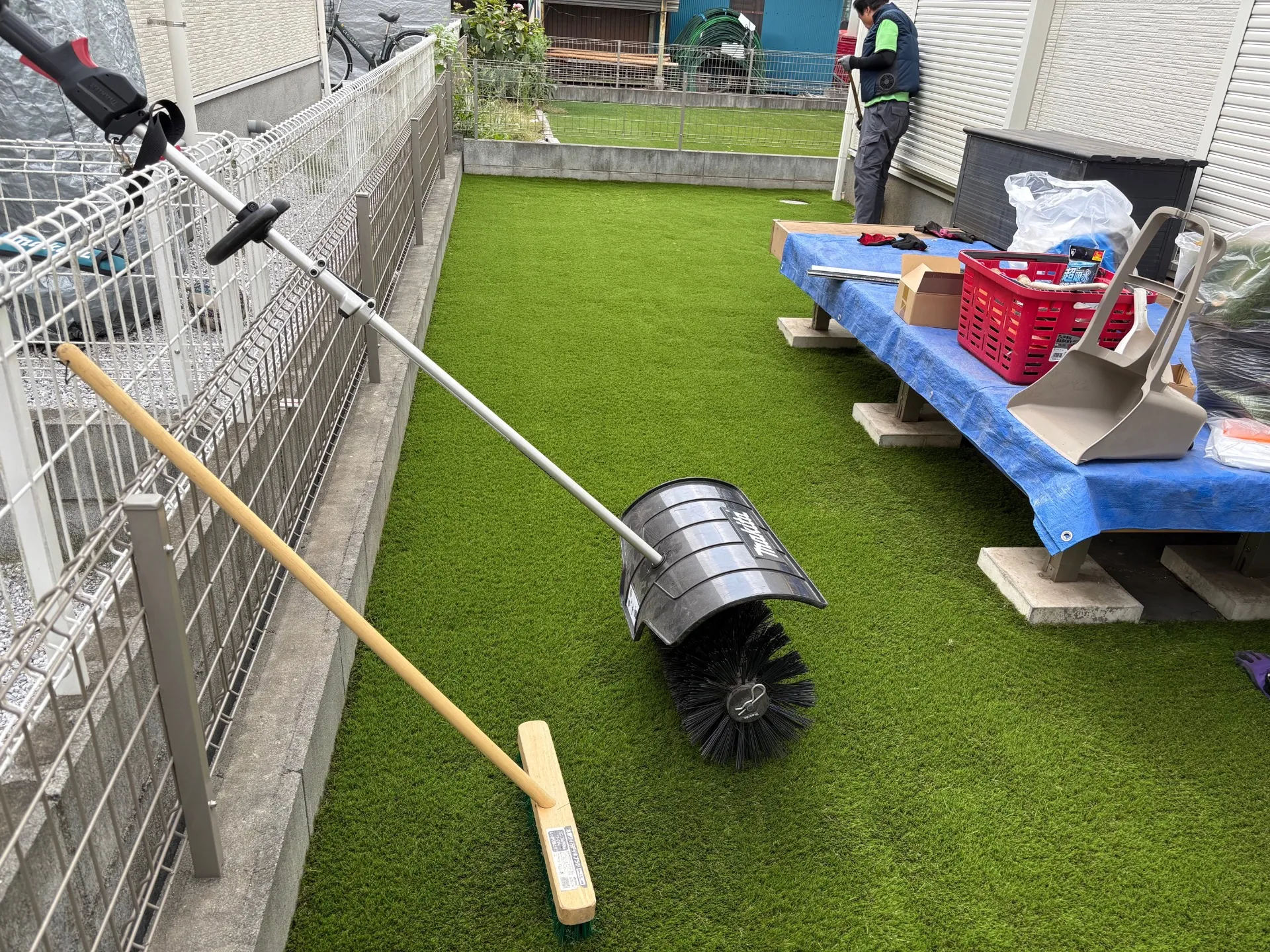 仕上げのブラッシング作業