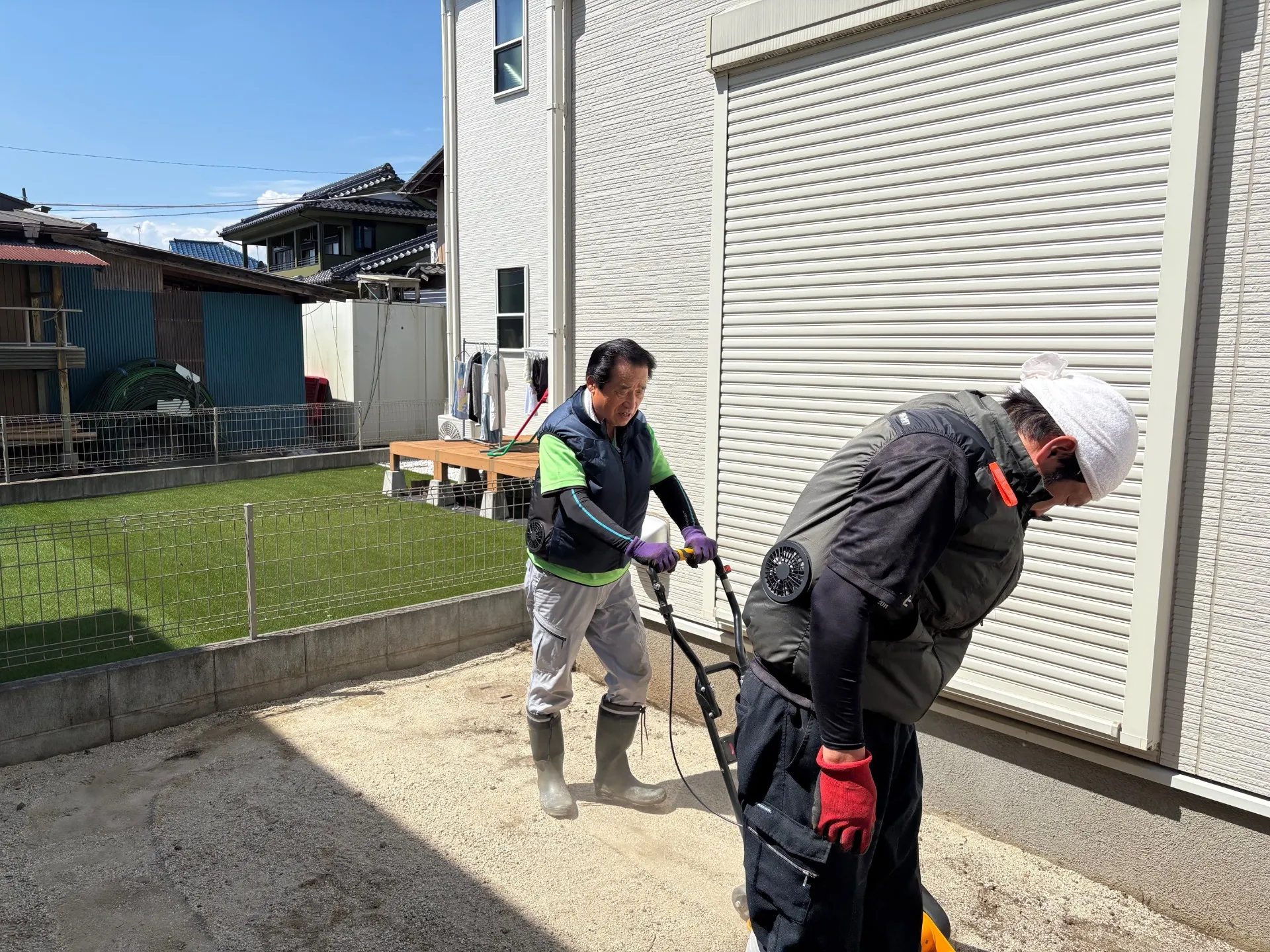 下地砂を敷き、転圧・整地します。