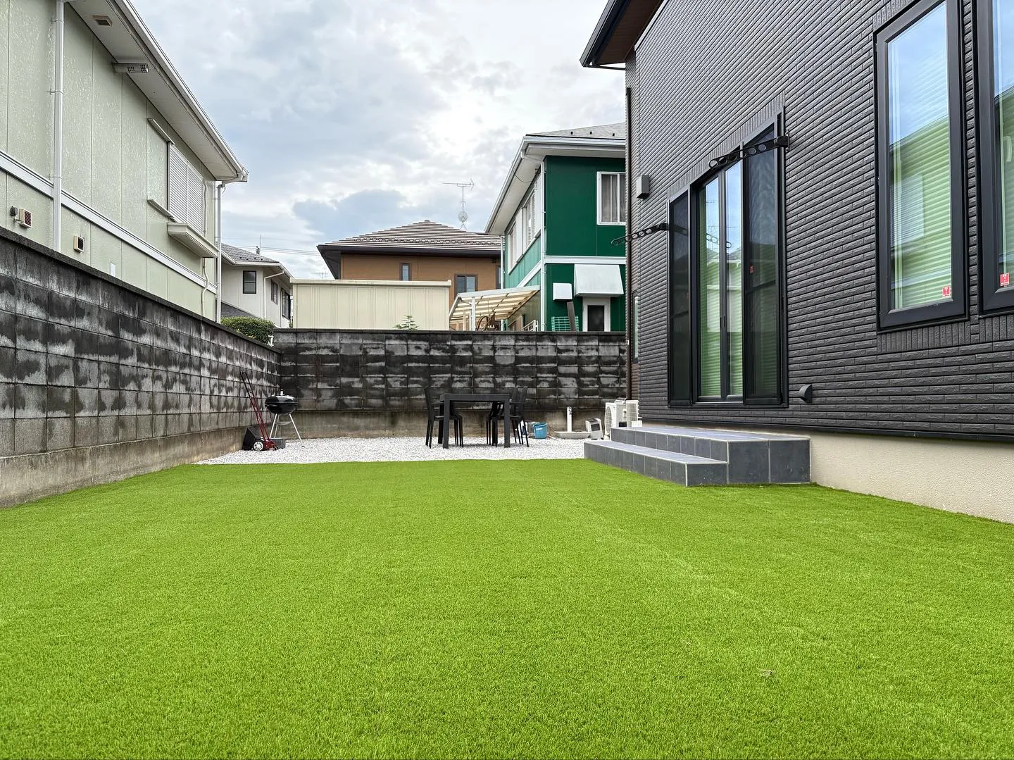 埼玉県嵐山町にお住まいの方から、戸建てのお庭への人工芝施工を...