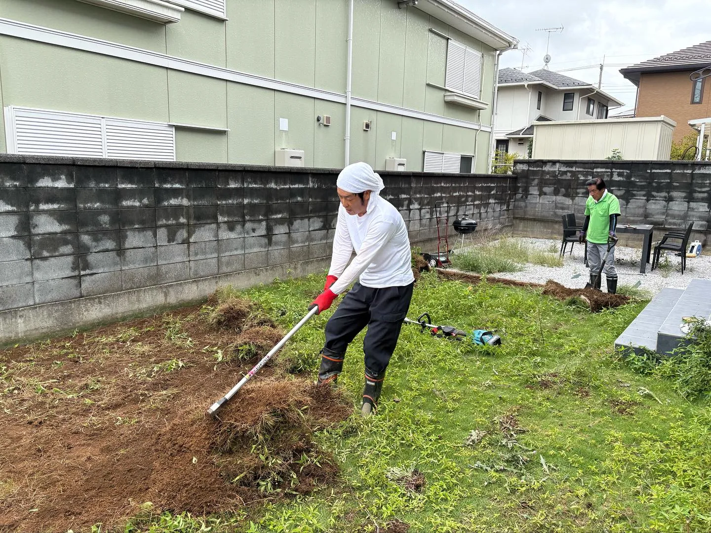 埼玉県嵐山町にお住まいの方から、戸建てのお庭への人工芝施工を...