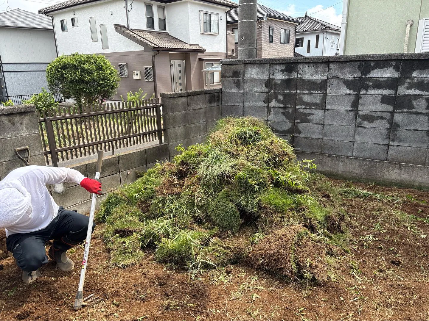 埼玉県嵐山町にお住まいの方から、戸建てのお庭への人工芝施工を...