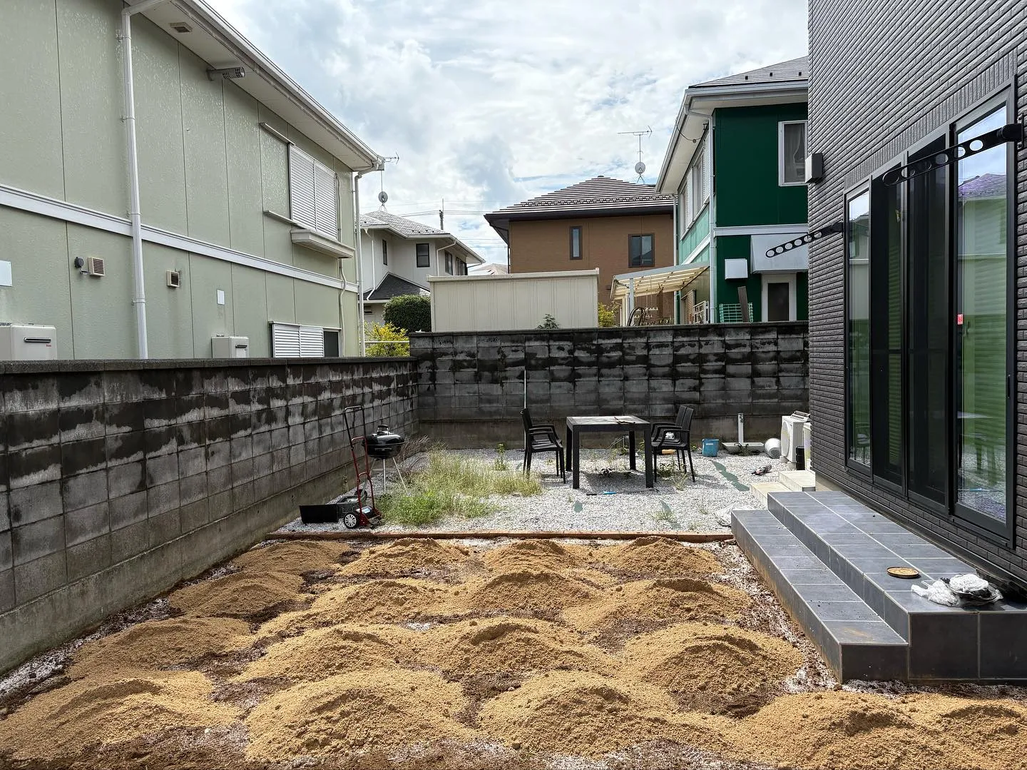埼玉県嵐山町にお住まいの方から、戸建てのお庭への人工芝施工を...