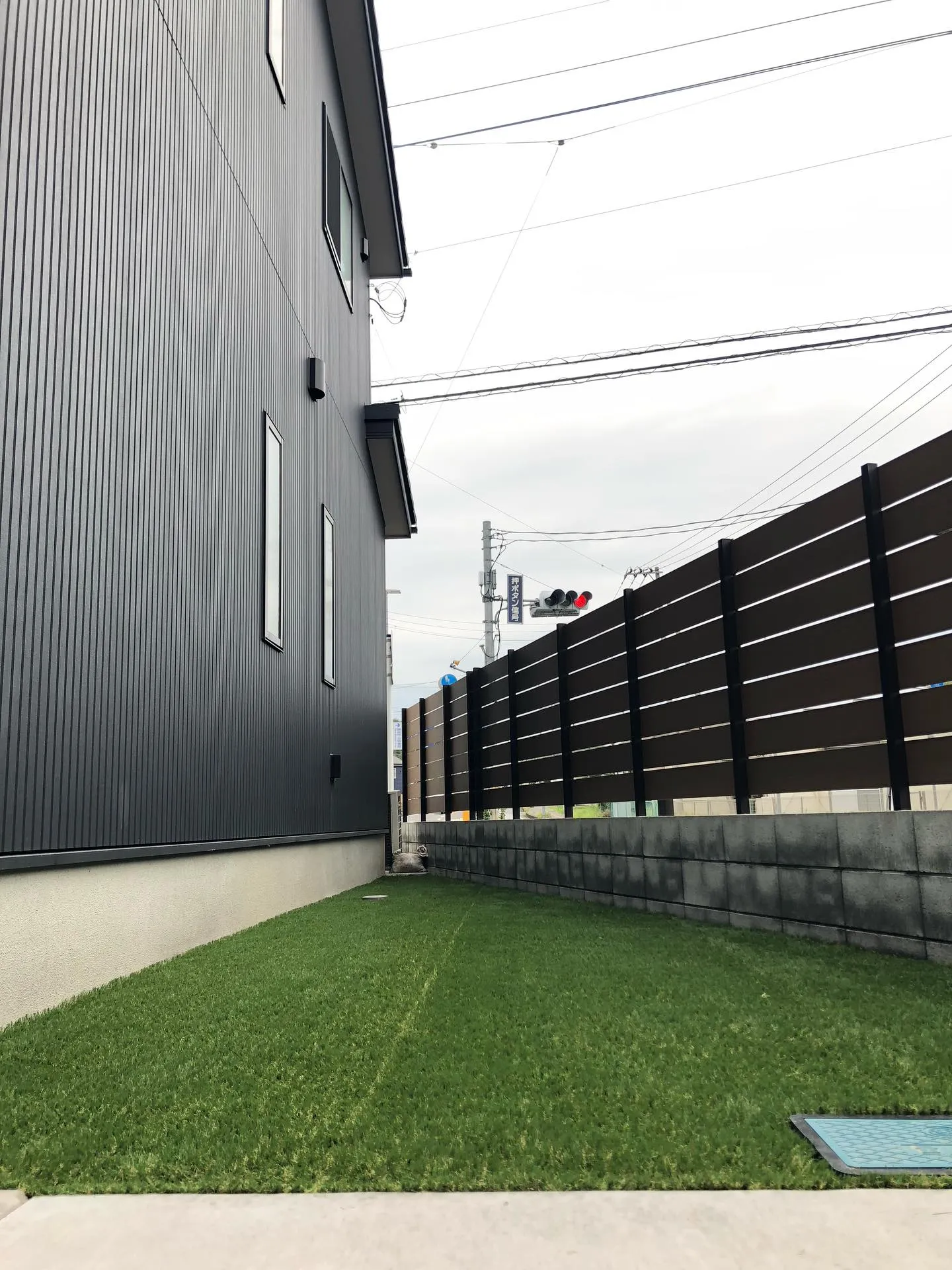 砂利の庭から人工芝に切り替えることで、手間いらずで美しい庭を...