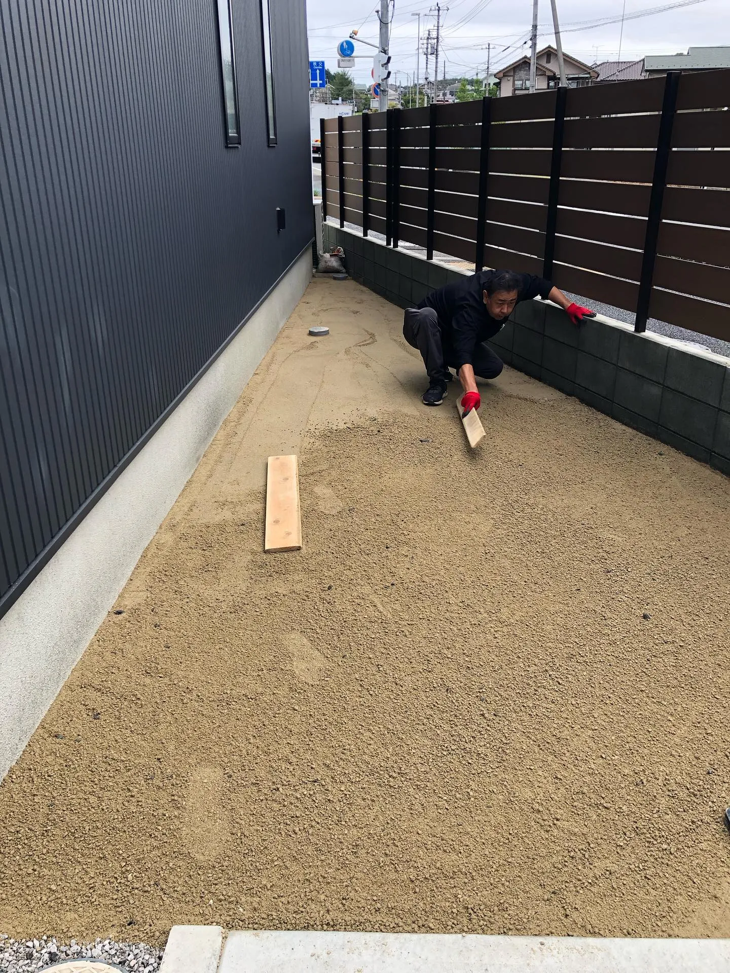 砂利の庭から人工芝に切り替えることで、手間いらずで美しい庭を...