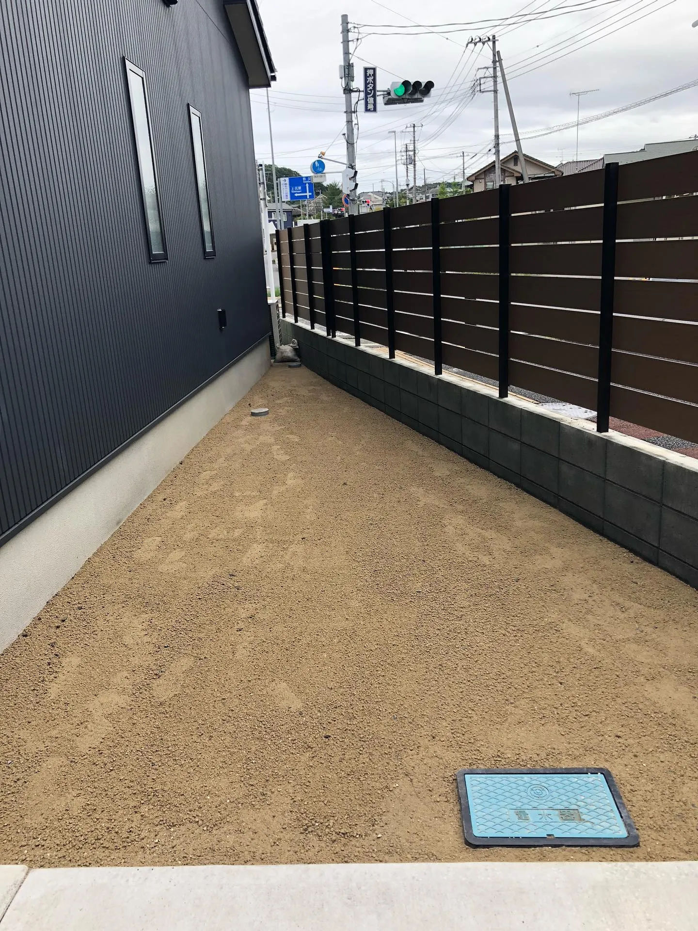 砂利の庭から人工芝に切り替えることで、手間いらずで美しい庭を...