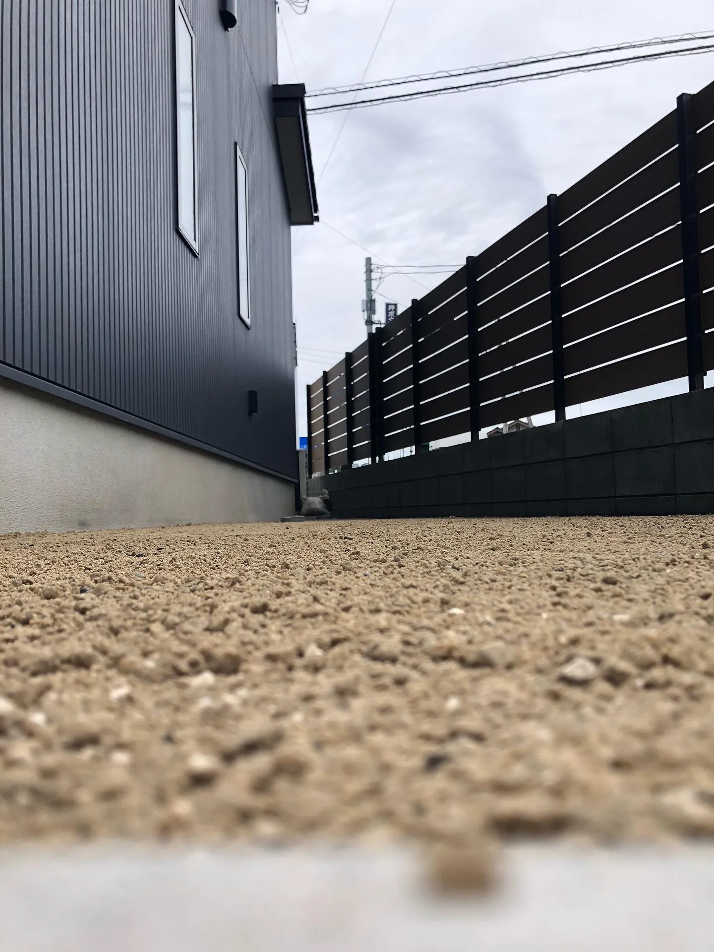 砂利の庭から人工芝に切り替えることで、手間いらずで美しい庭を...