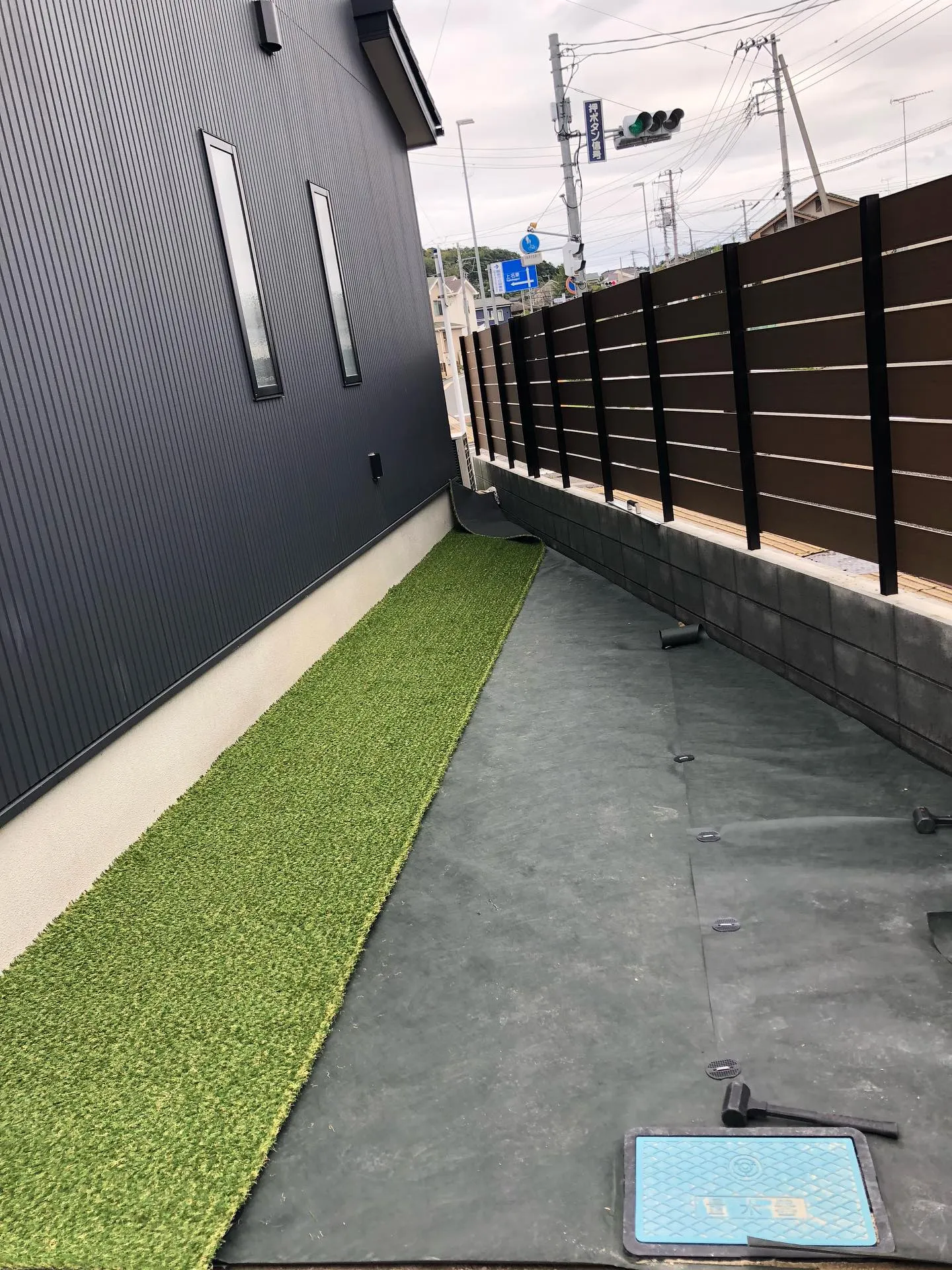 砂利の庭から人工芝に切り替えることで、手間いらずで美しい庭を...