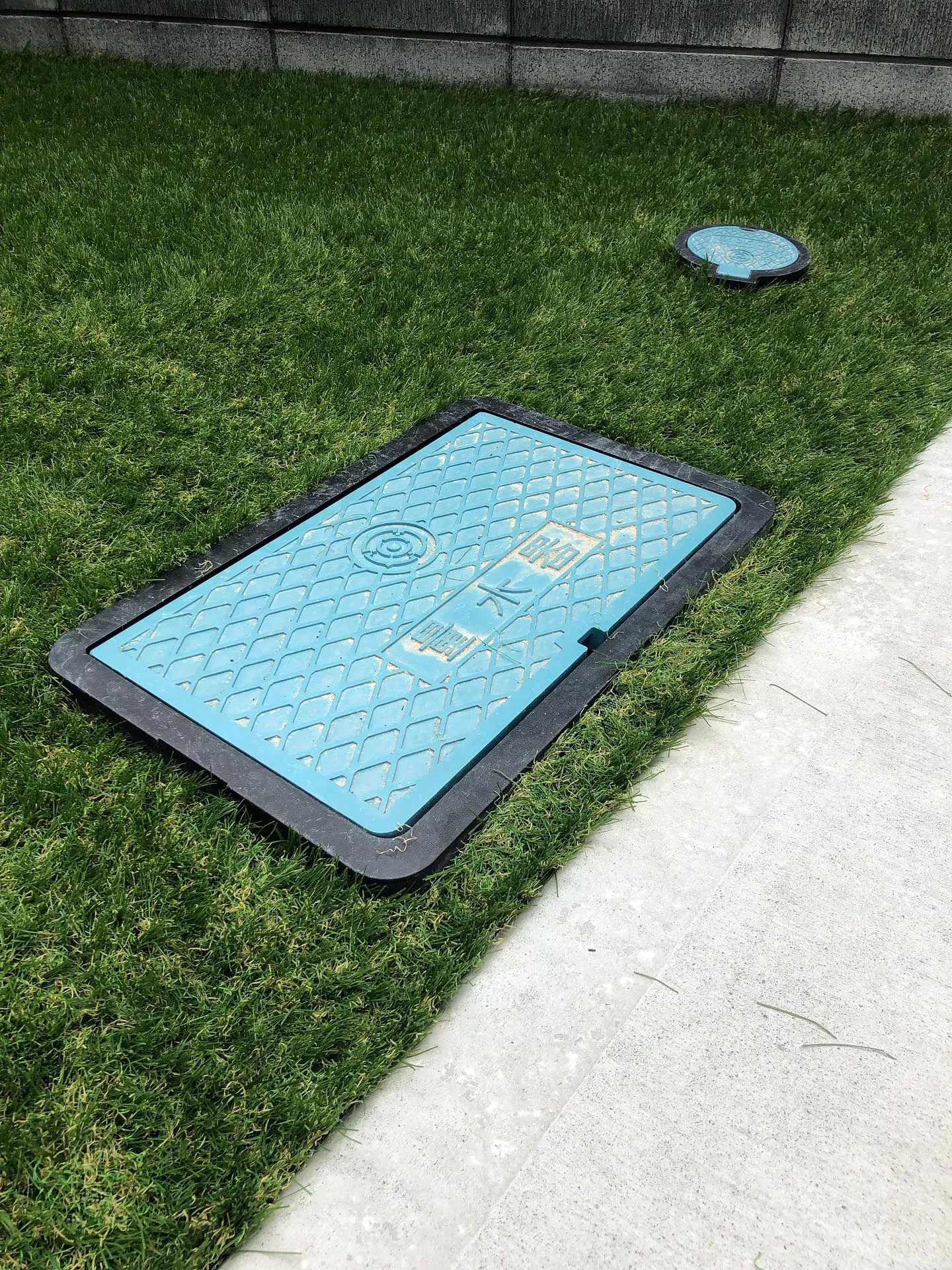 砂利の庭から人工芝に切り替えることで、手間いらずで美しい庭を...