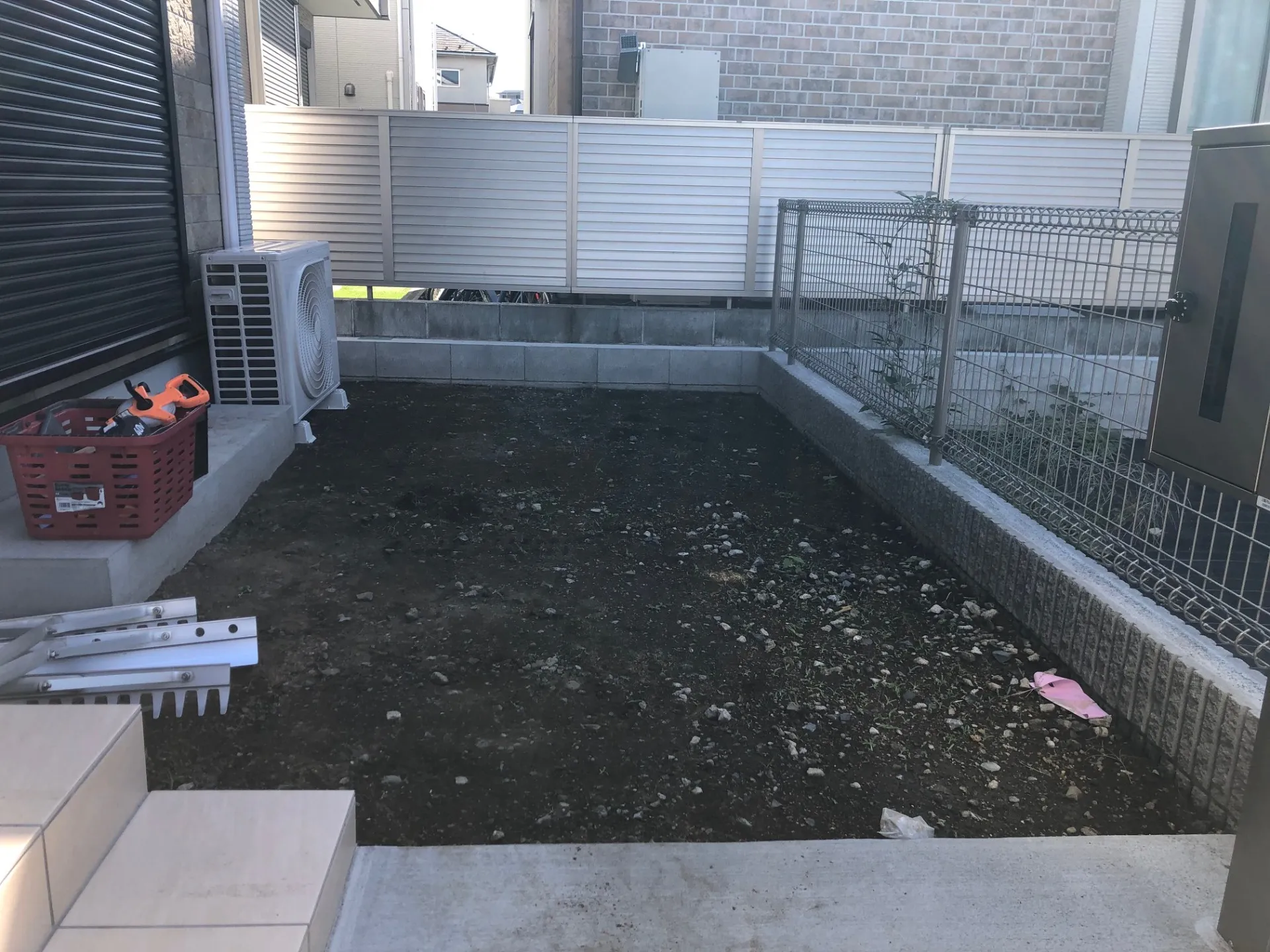 更地の状態だと見た目もやや寂しい印象がありました。