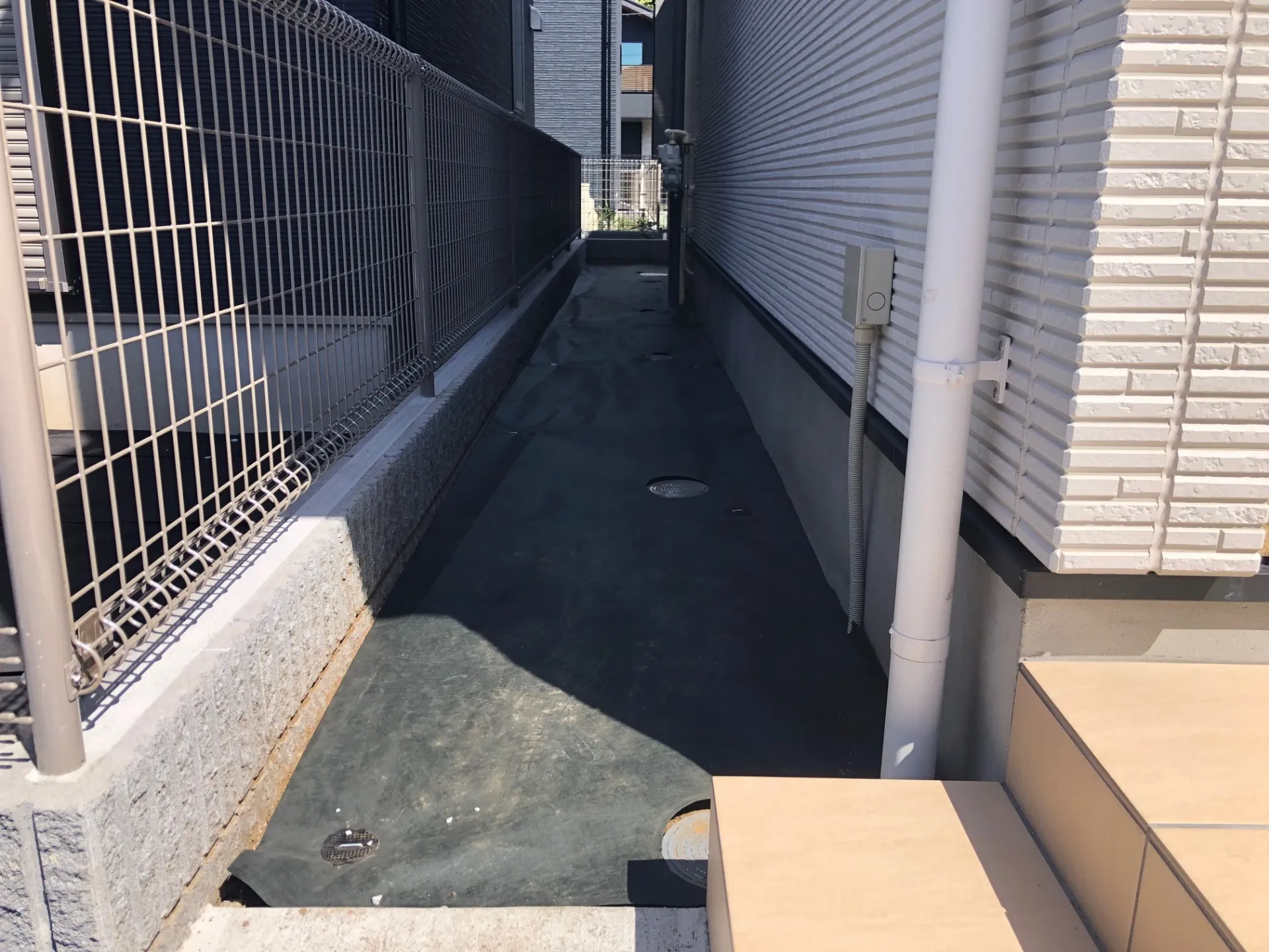 防草シート＋砂利の組み合わせで、雑草も生えにくく、お手入れも不要。