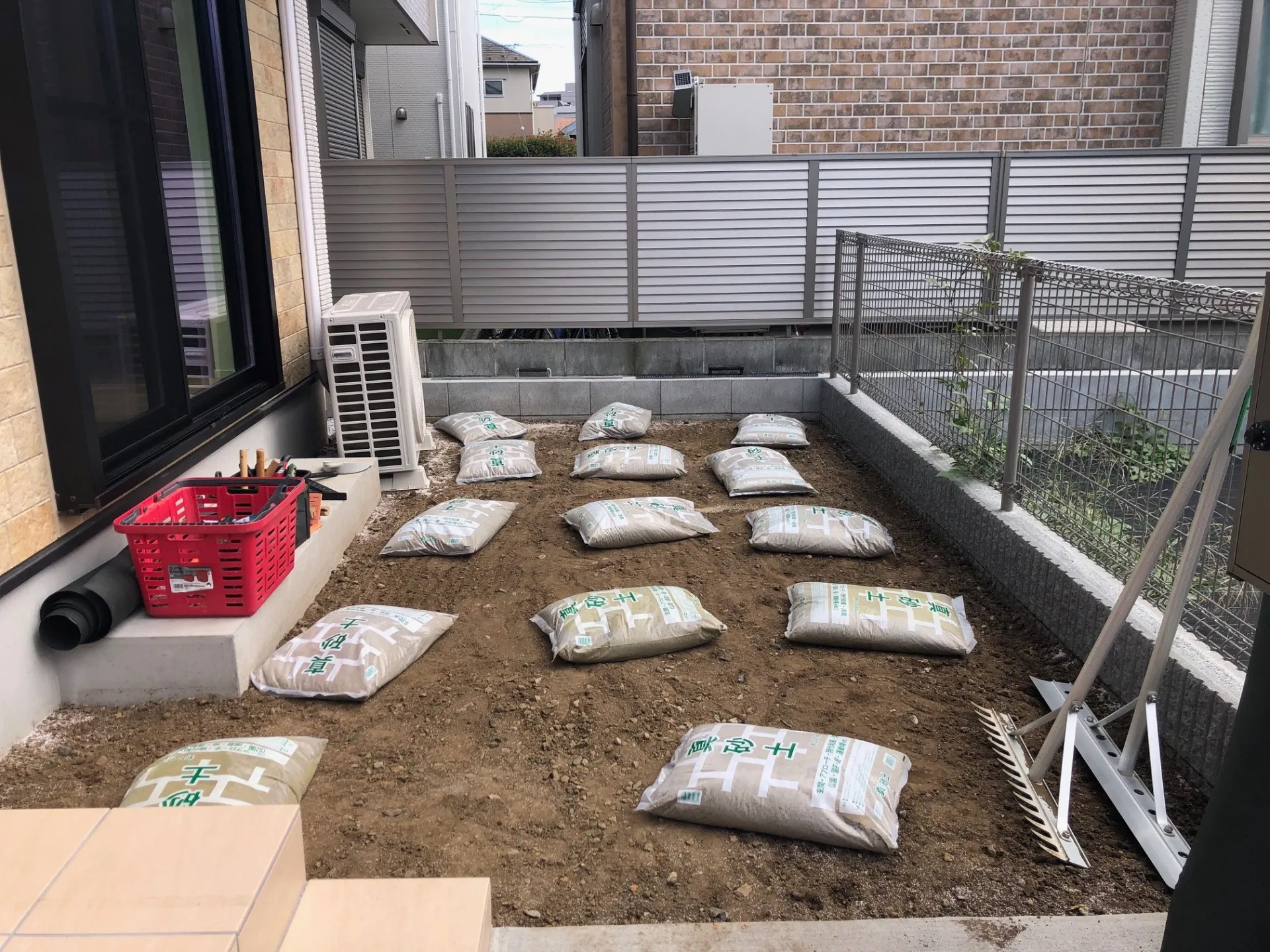 人工芝の下地に山砂を敷きます。