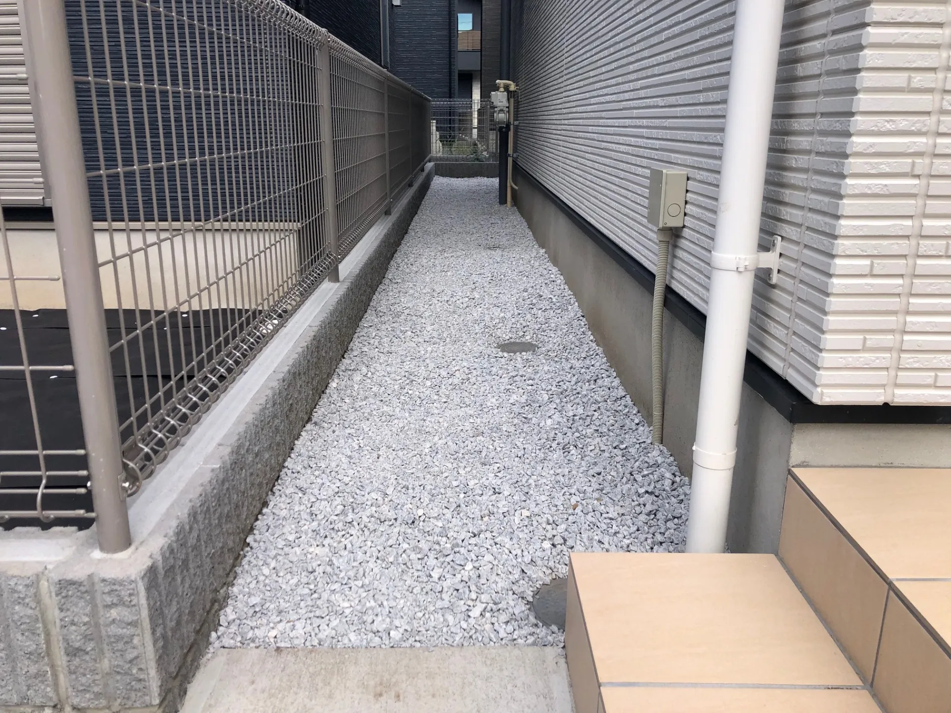 白砂利は光に反射して輝き、清潔感と高級感を両立させた仕上がりです。