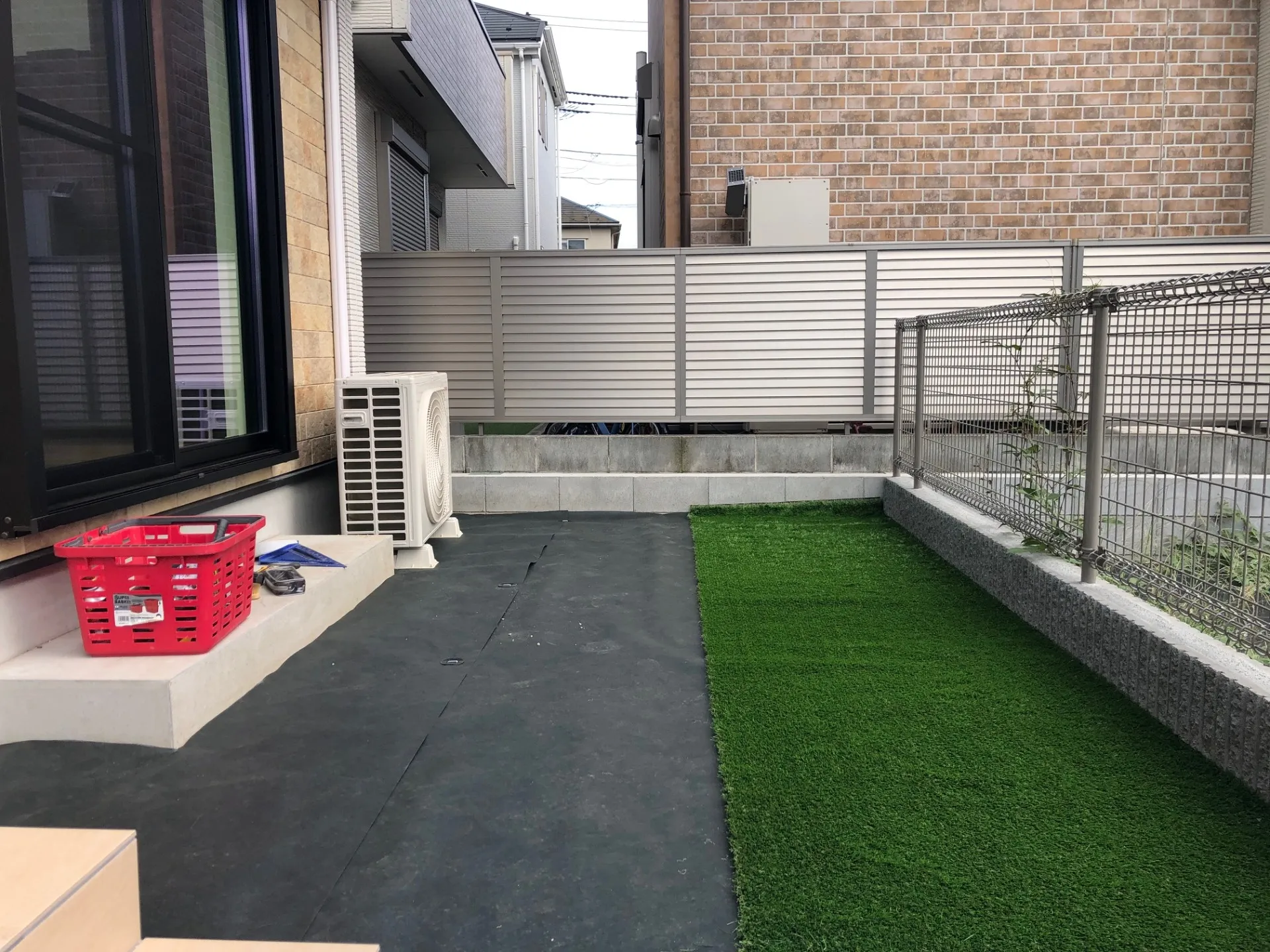 防草シート＋人工芝で雑草対策