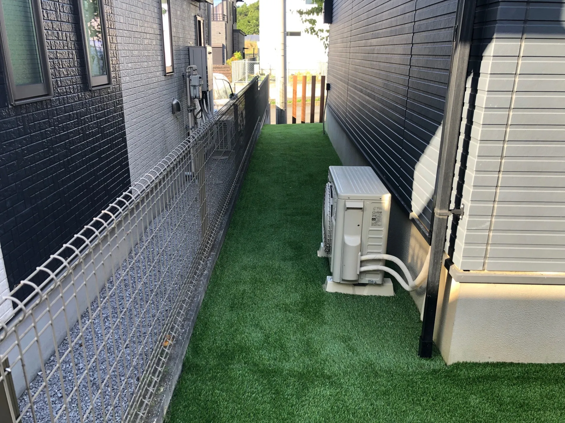 【飯能市】庭と玄関前を人工芝でリフォーム｜雑草対策＆お手入れ不要の快適空間に変身！