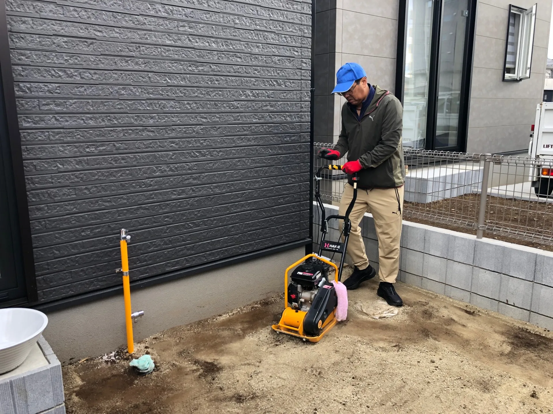 転圧機を使用して整地します。