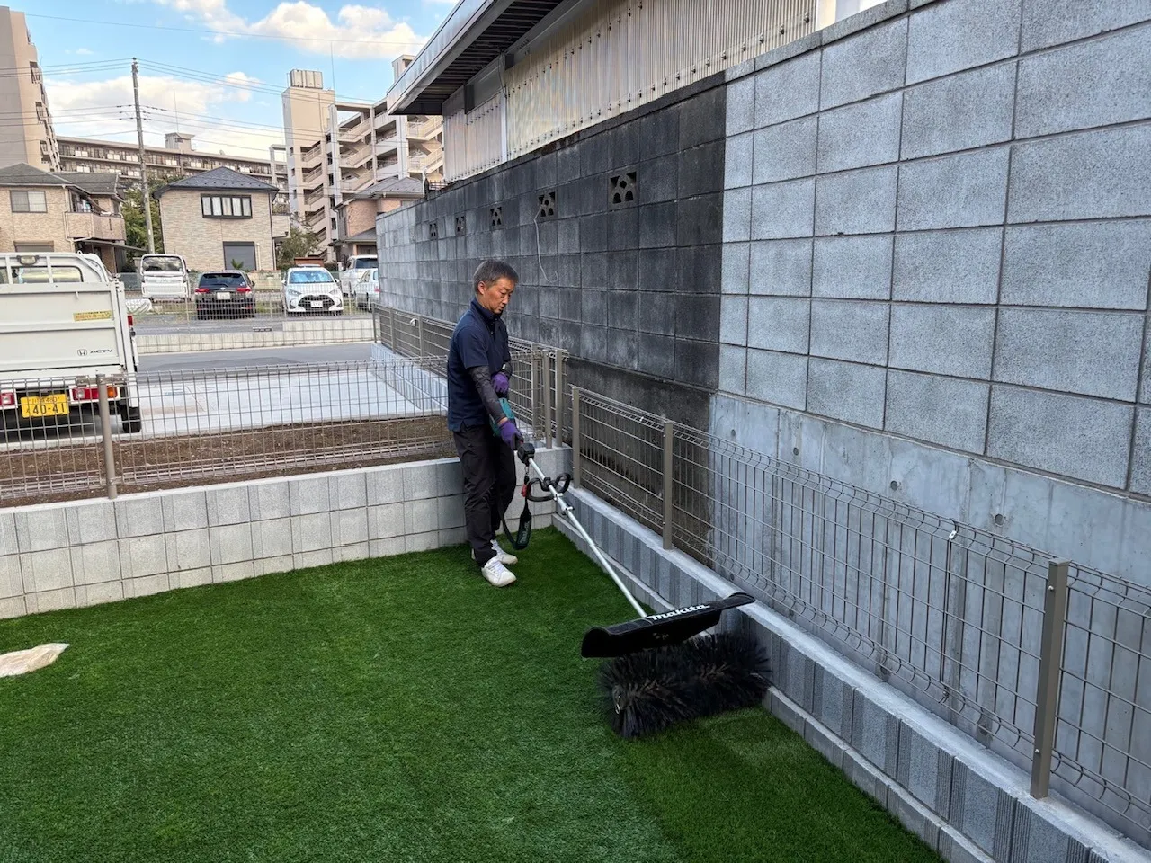 仕上げにブラッシングして芝生を起こしてあげます。