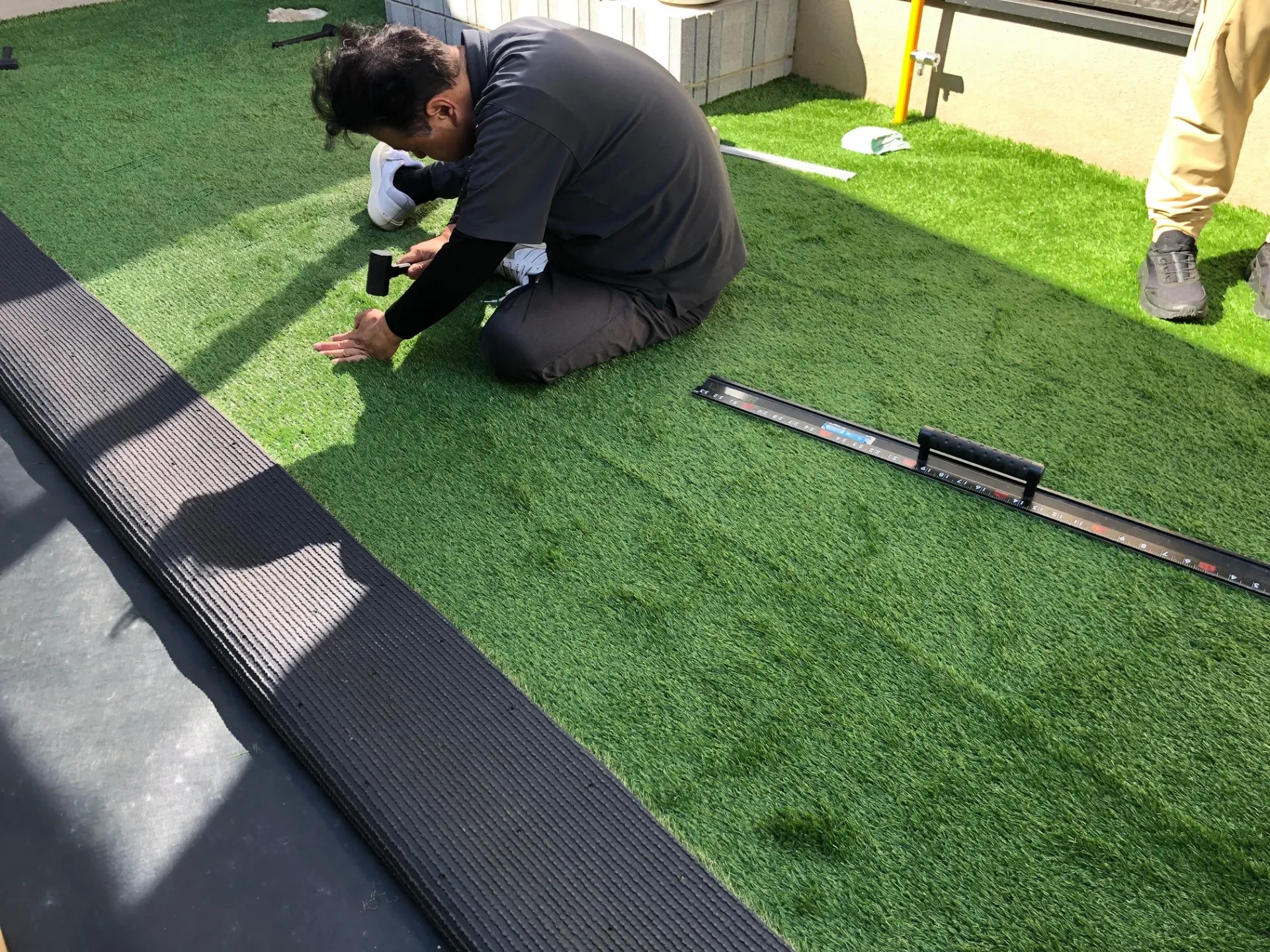 人工芝を丁寧に繋ぎ合わせます。