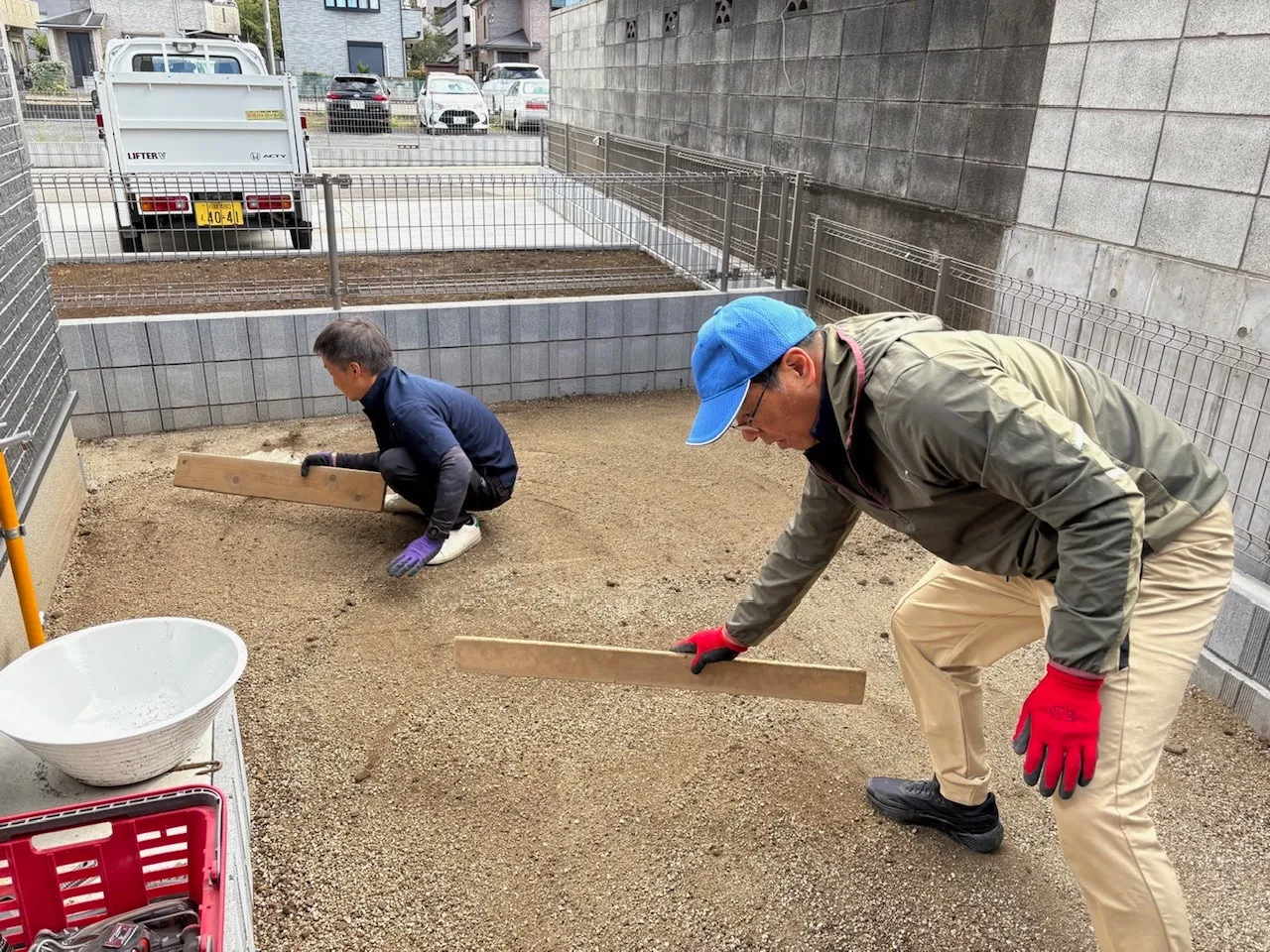 仕上げは手作業で地面を水平にします。