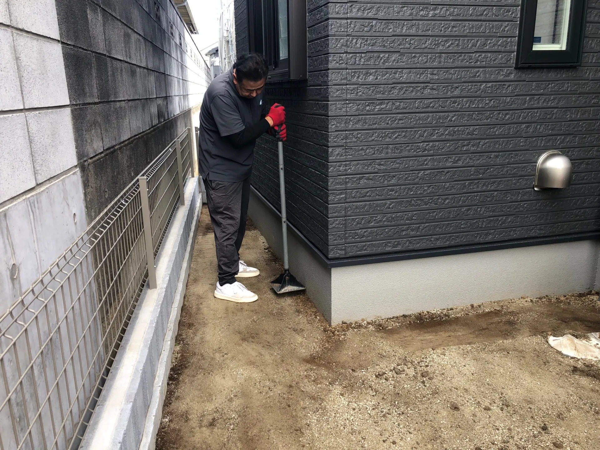 外壁付近は傷つかないようタンパーで地面を固めます。