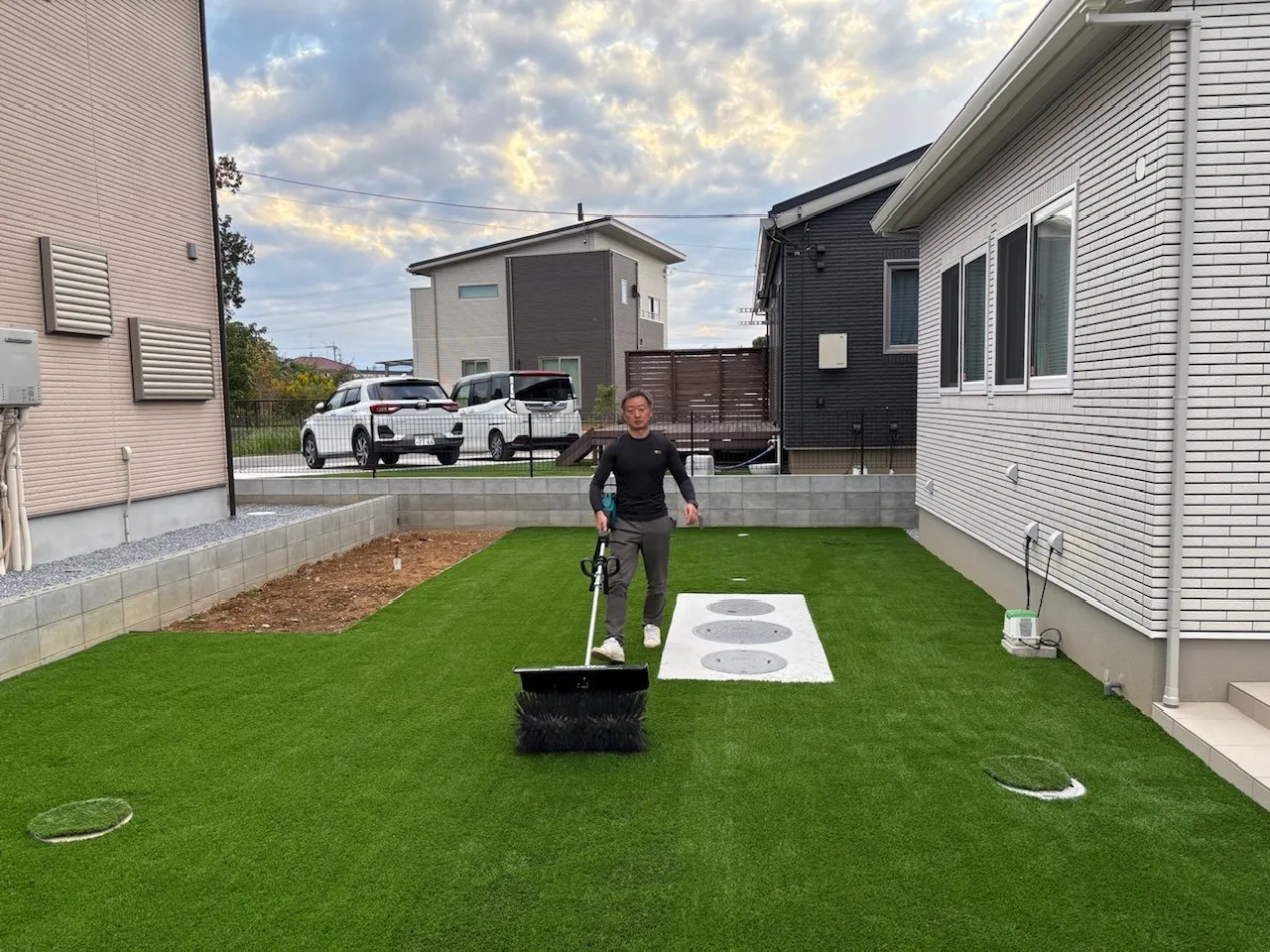 仕上げにブラッシングで芝生を起こしてあげます