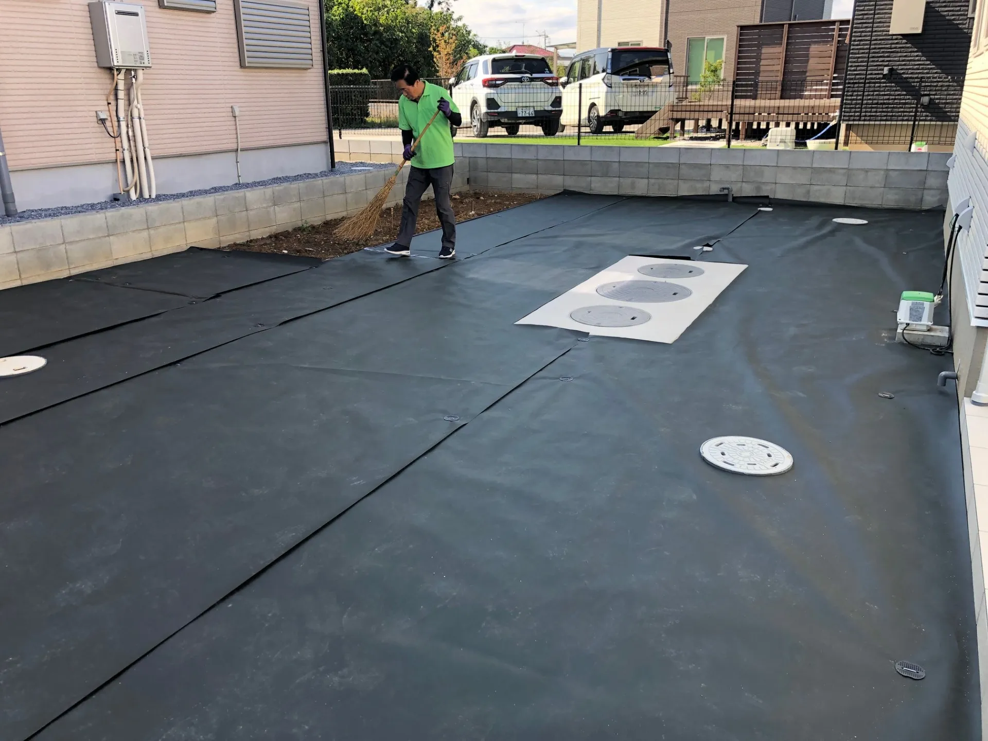 透水性抜群の防草シート敷設