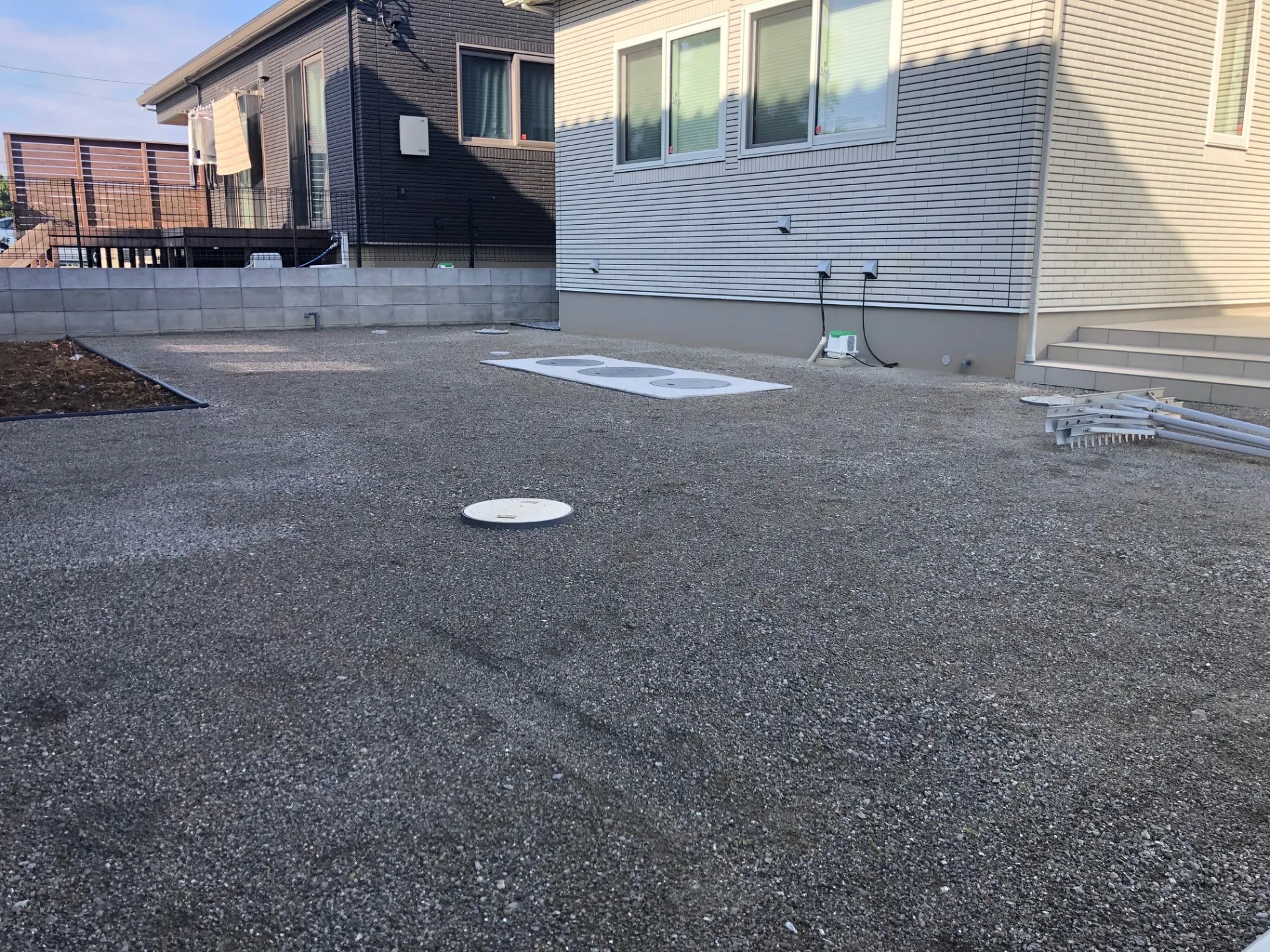 下地砂を丁寧に整地します