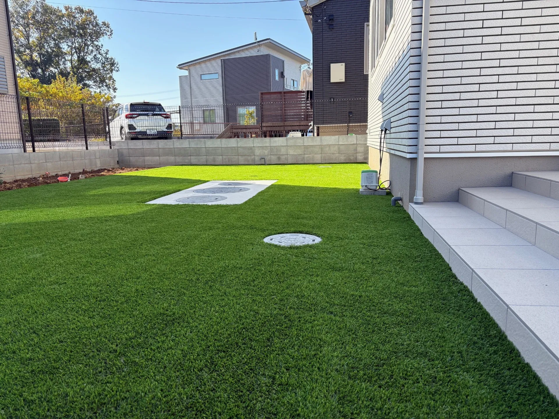 【埼玉で人工芝施工ならお任せ】新築戸建てにプロが施工する“高耐久人工芝”でお庭が一気に映える！｜埼玉の人工芝施工業者