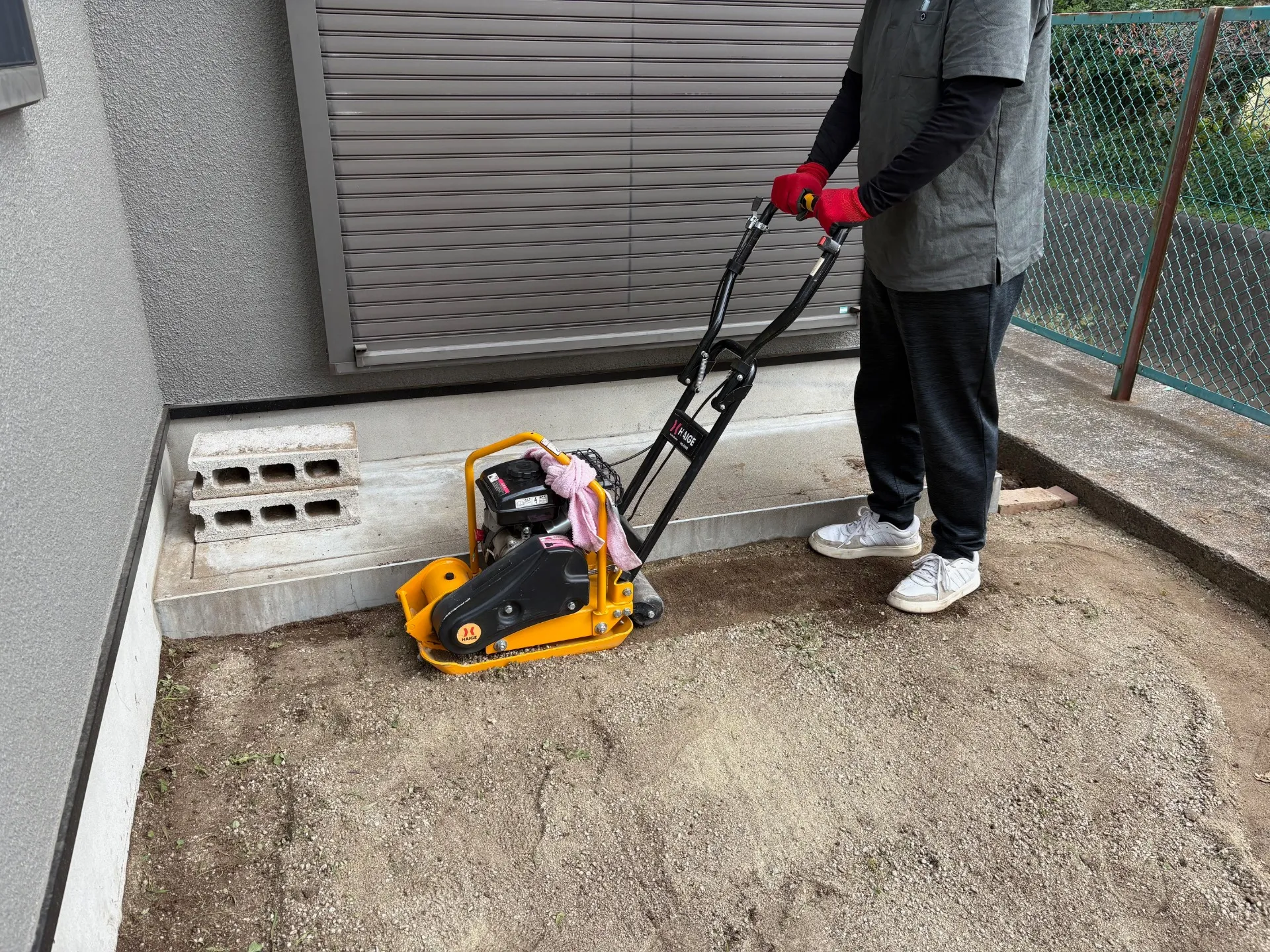 転圧機で地面を固めていきます