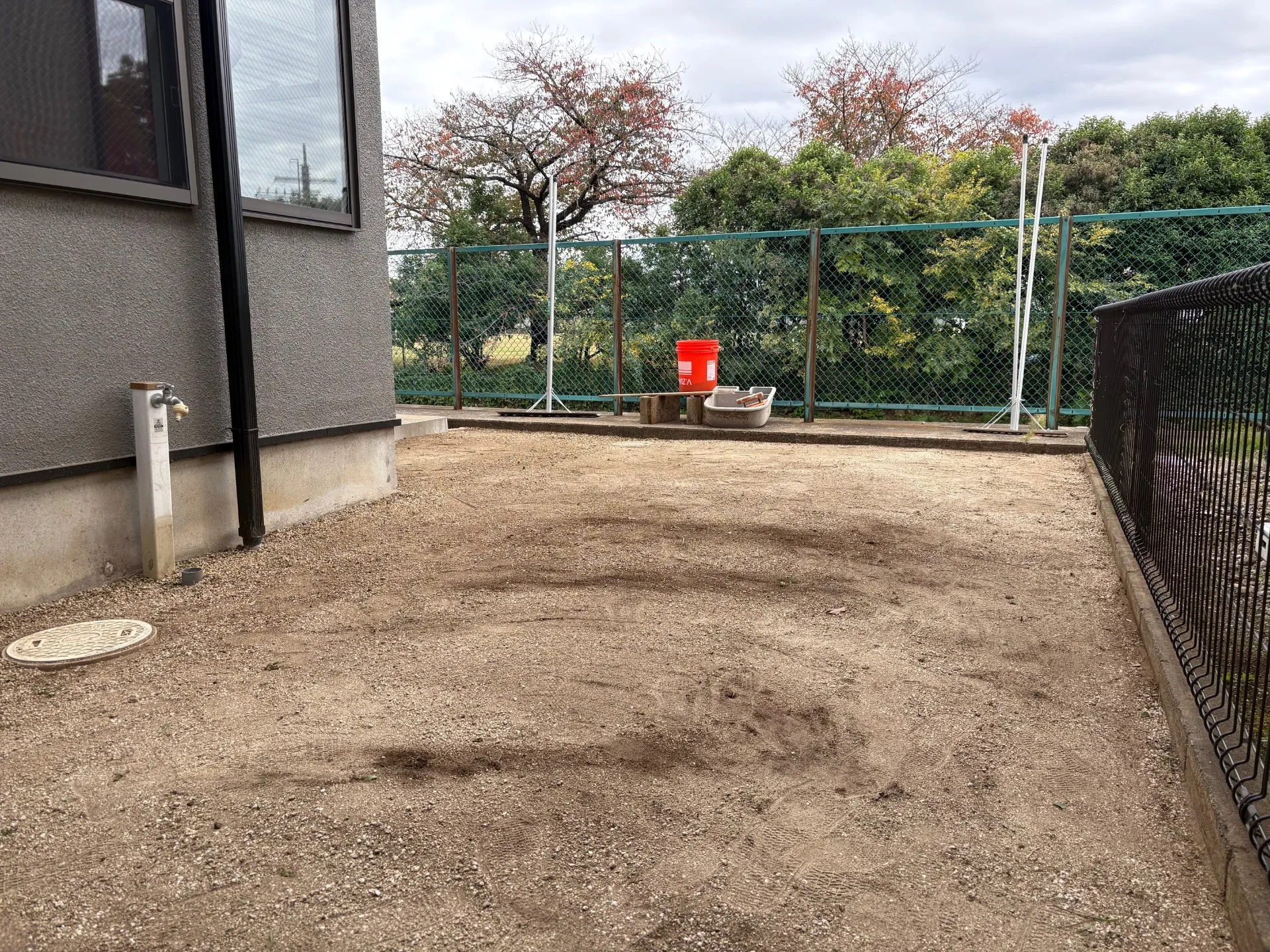 水平に慣らし整地完了です