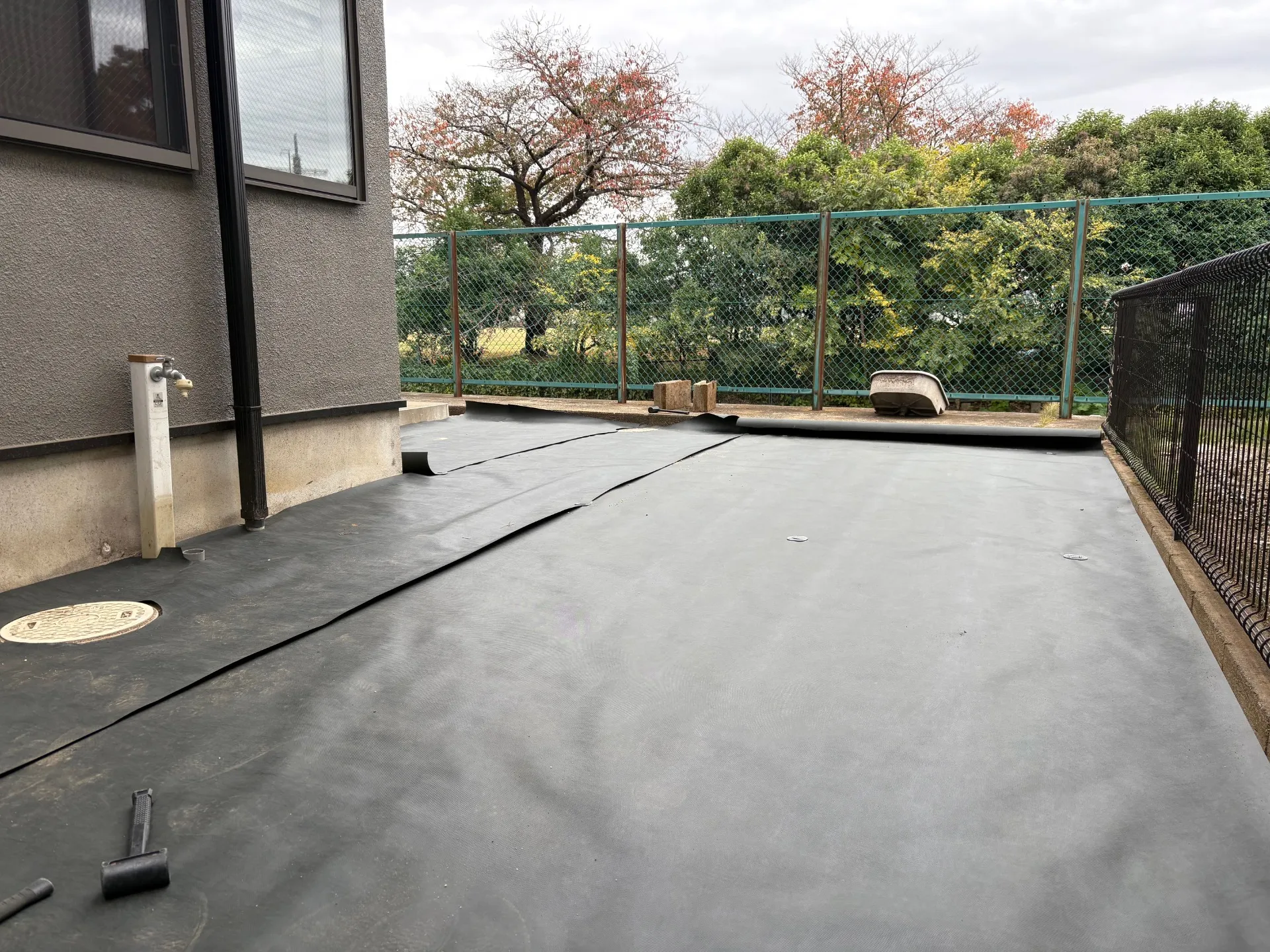 透水性抜群の防草シート敷設