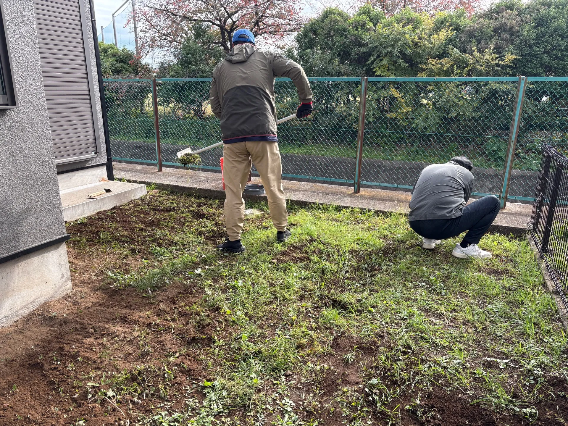 手作業で草むしりから始めます。